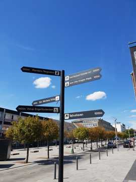 Skilte på Østervold som viser vej til attraktioner