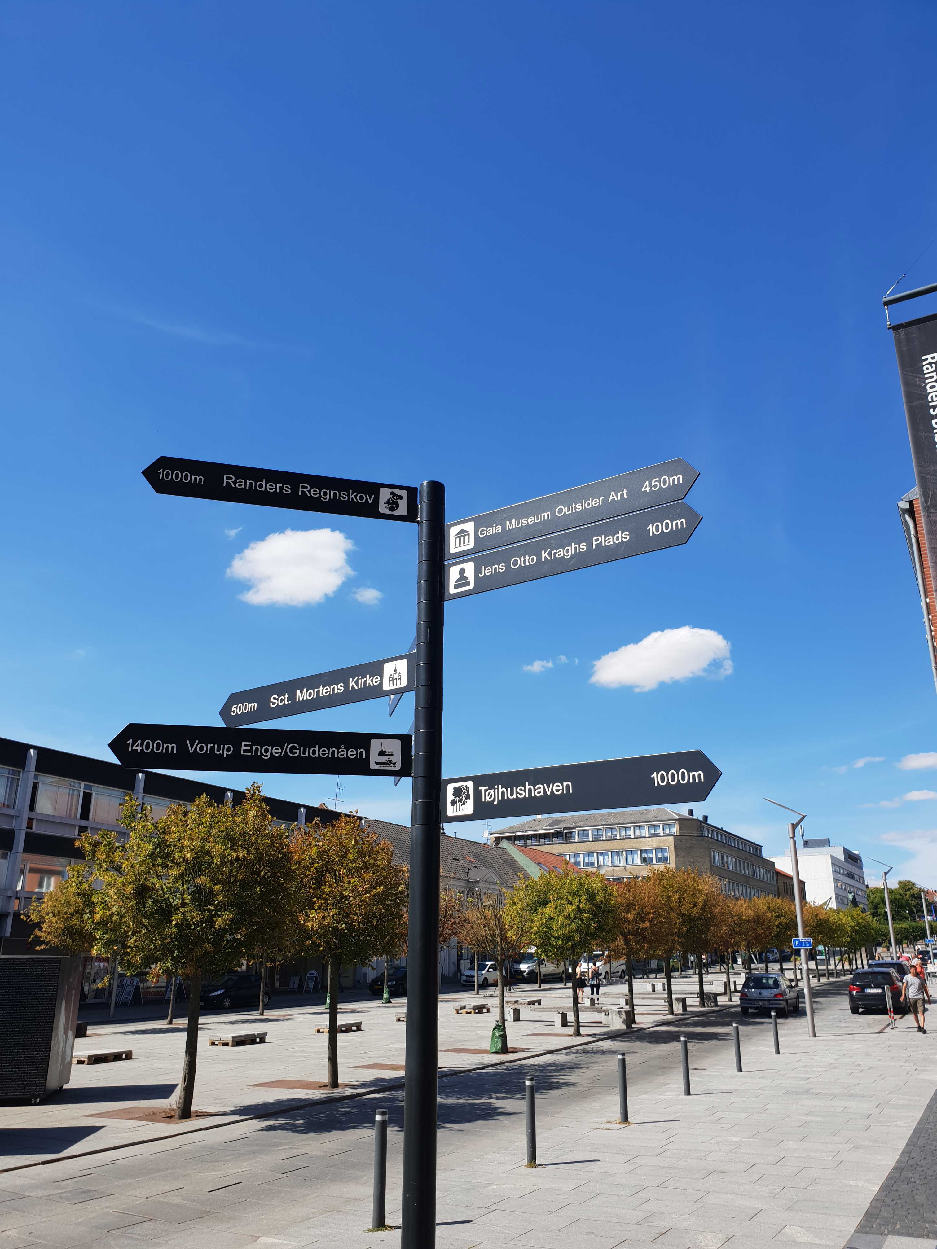 Skilte på Østervold som viser vej til attraktioner