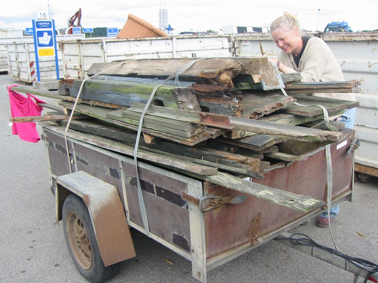 Trailer med træ: Affaldstræet er også gjort fast, så det hele kan komme i containeren til rent træ og blive lavet til spånplader.