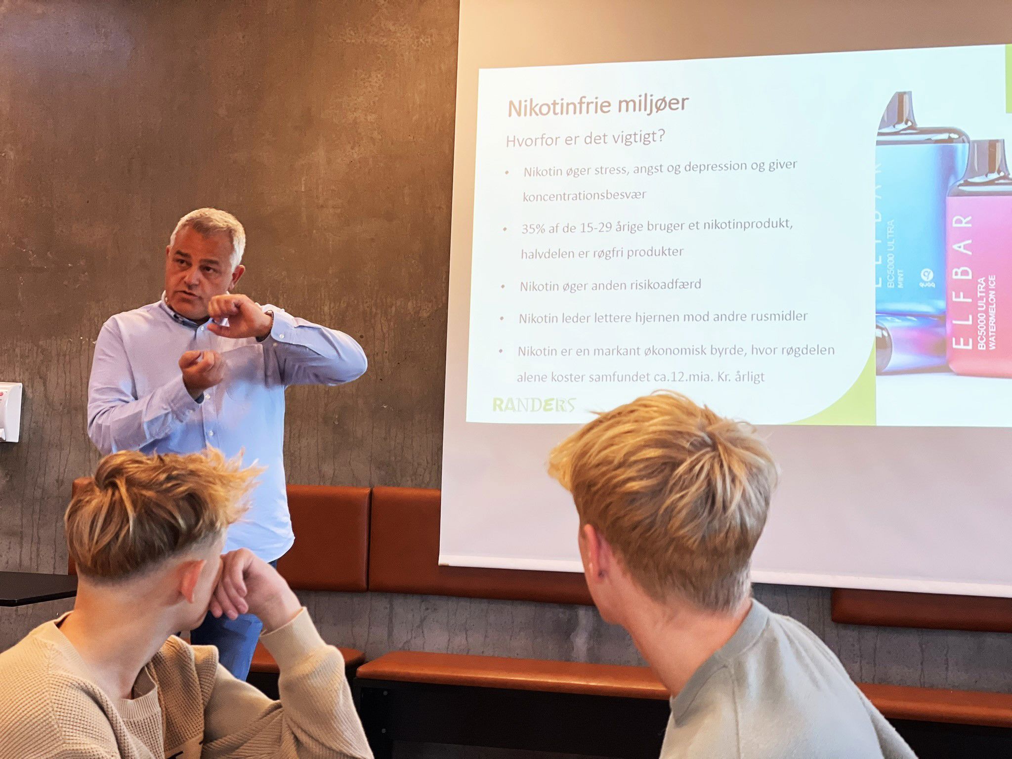 Forebyggelseskonsulent Poul Sejr Nielsen præsenterer data om den stigende brug af nikotinprodukter