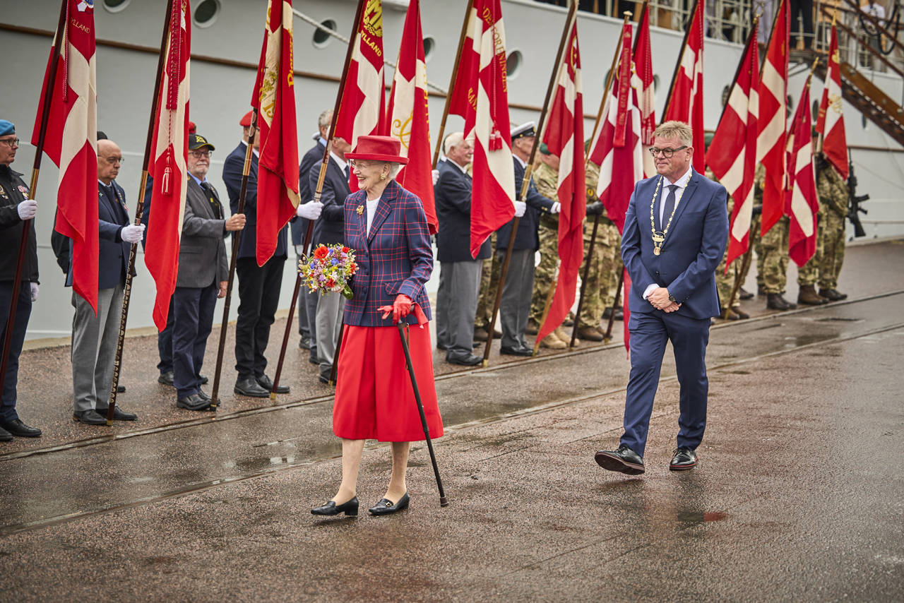 Dronningen bliver modtaget på havnen