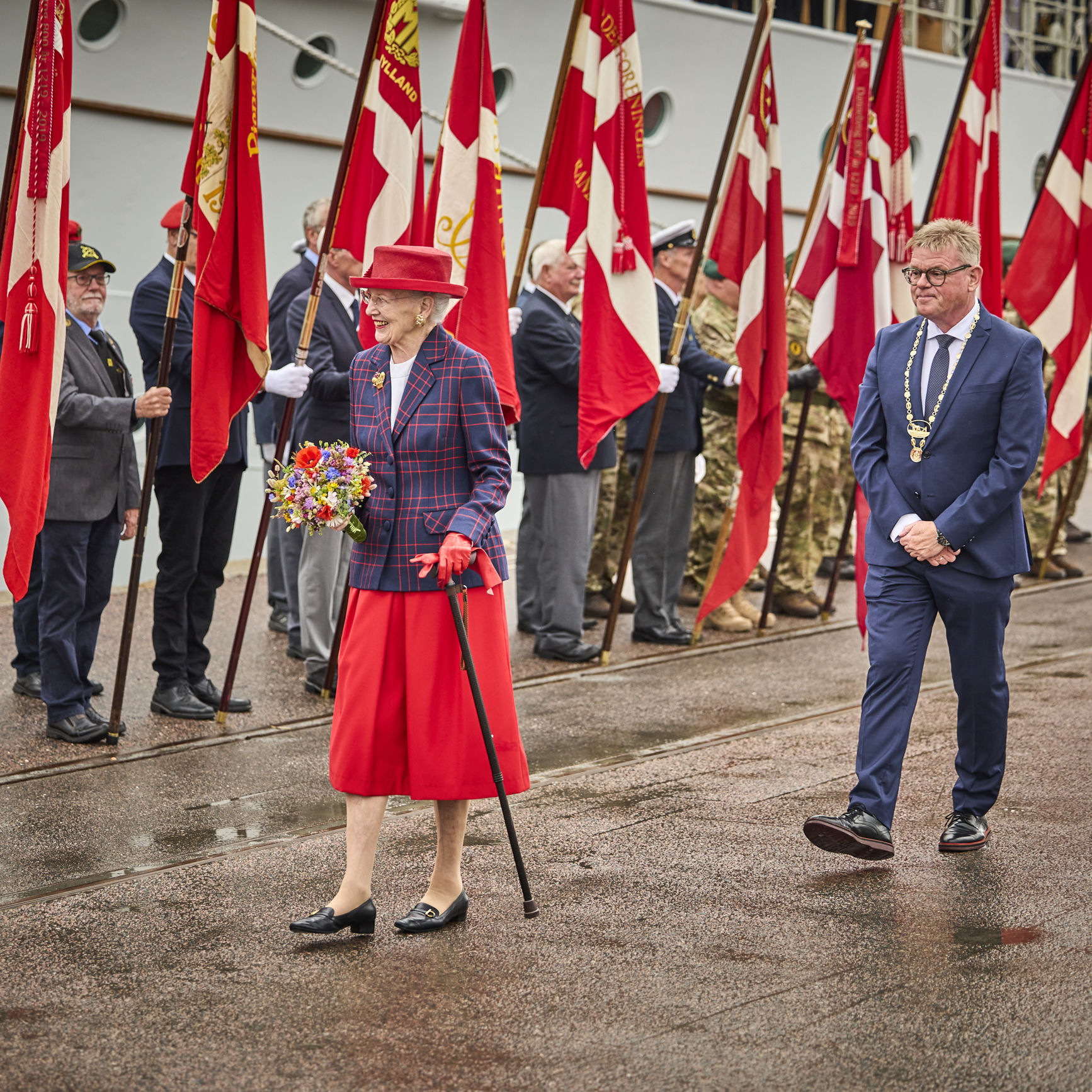 Dronningen bliver modtaget på havnen