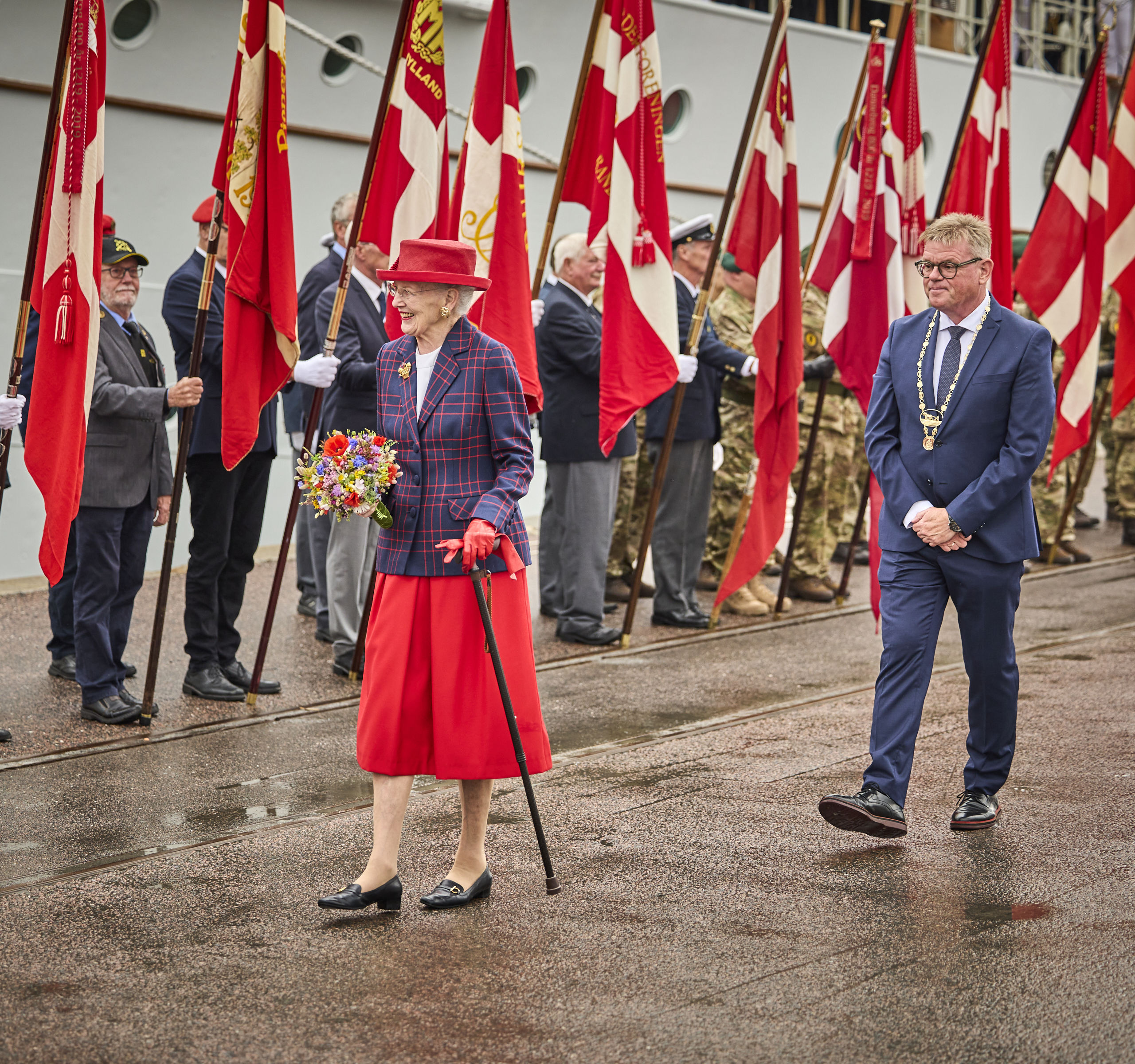 Dronningen bliver modtaget på havnen