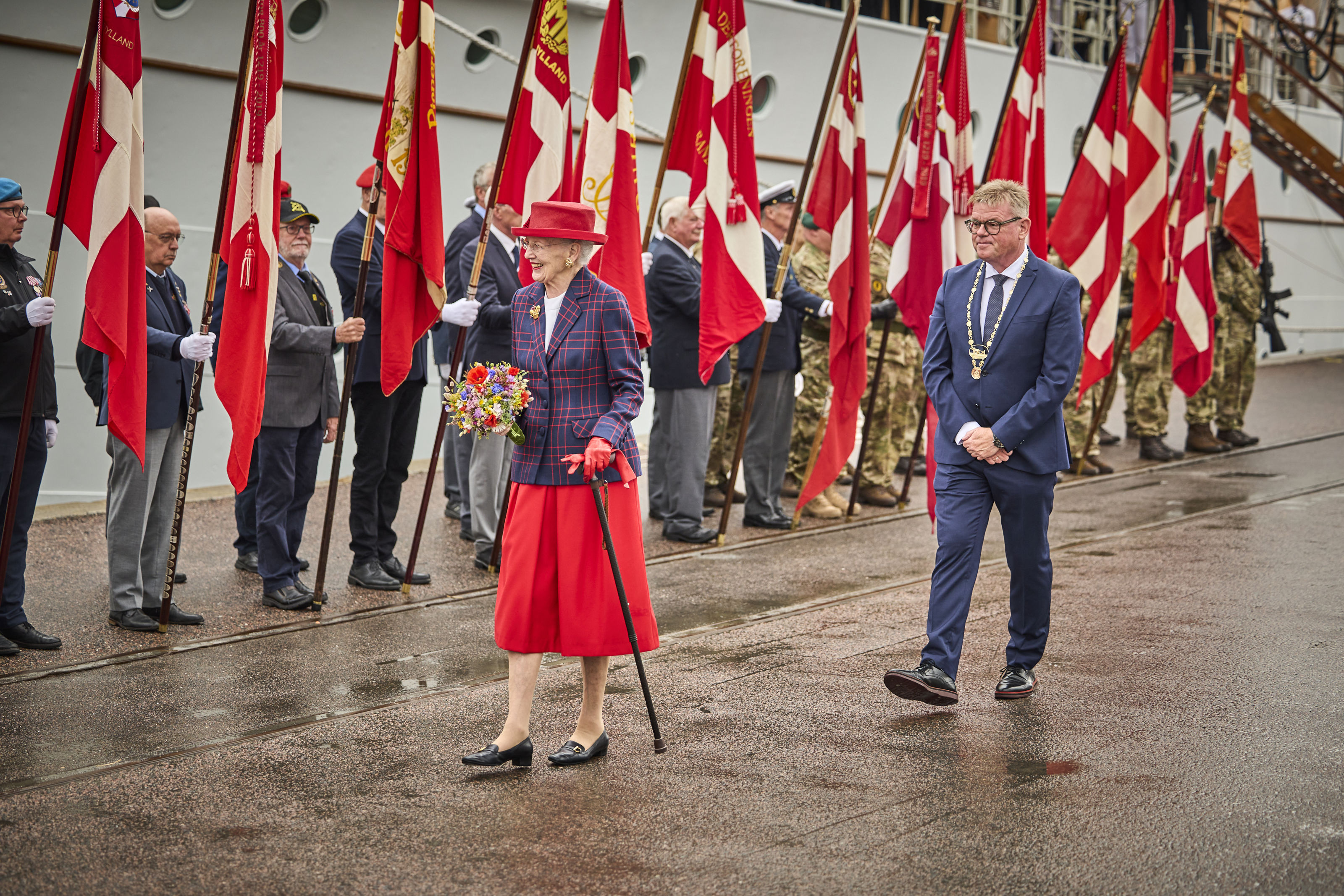 Dronningen bliver modtaget på havnen