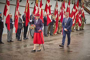 Dronningen bliver modtaget på havnen
