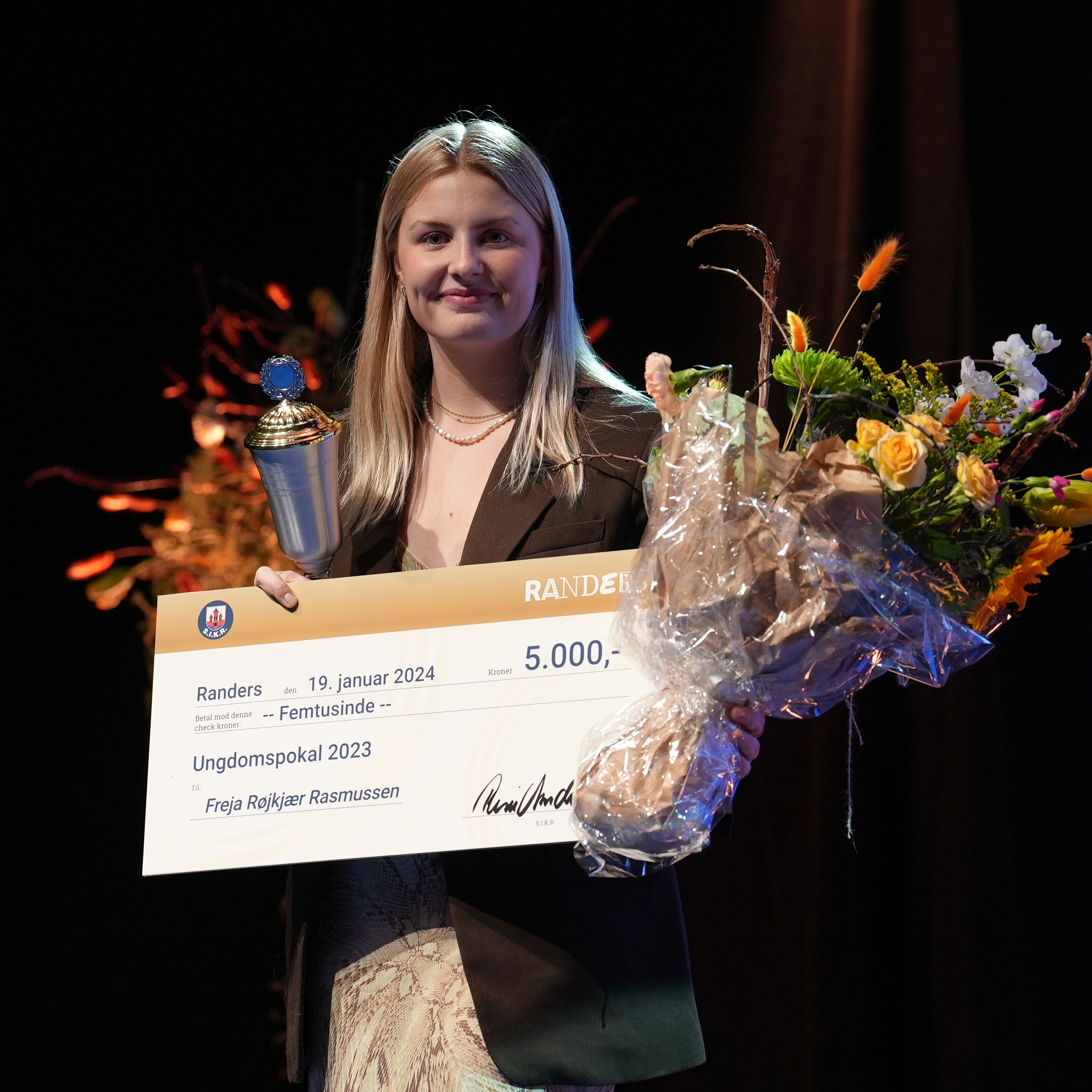 Freja Røjkjær Rasmussen fra Swim Team Neptun får prisen som ungdomstræner.