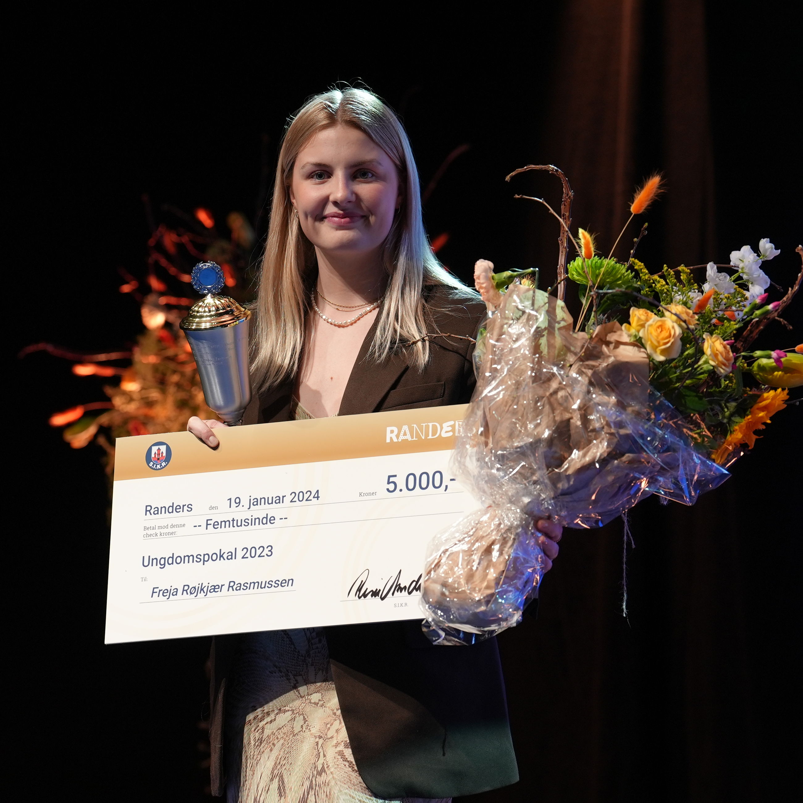 Freja Røjkjær Rasmussen fra Swim Team Neptun får prisen som ungdomstræner.