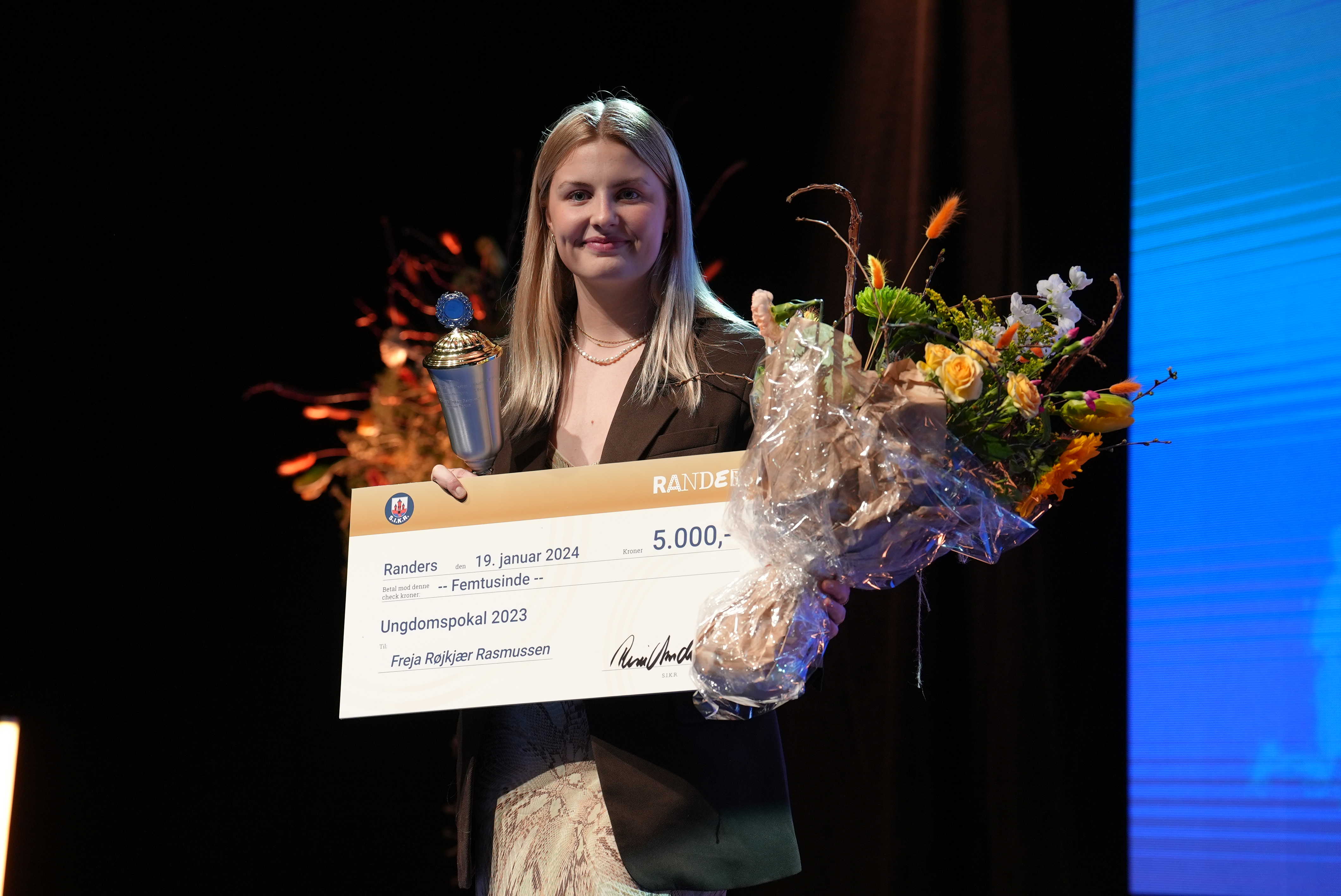 Freja Røjkjær Rasmussen fra Swim Team Neptun får prisen som ungdomstræner.