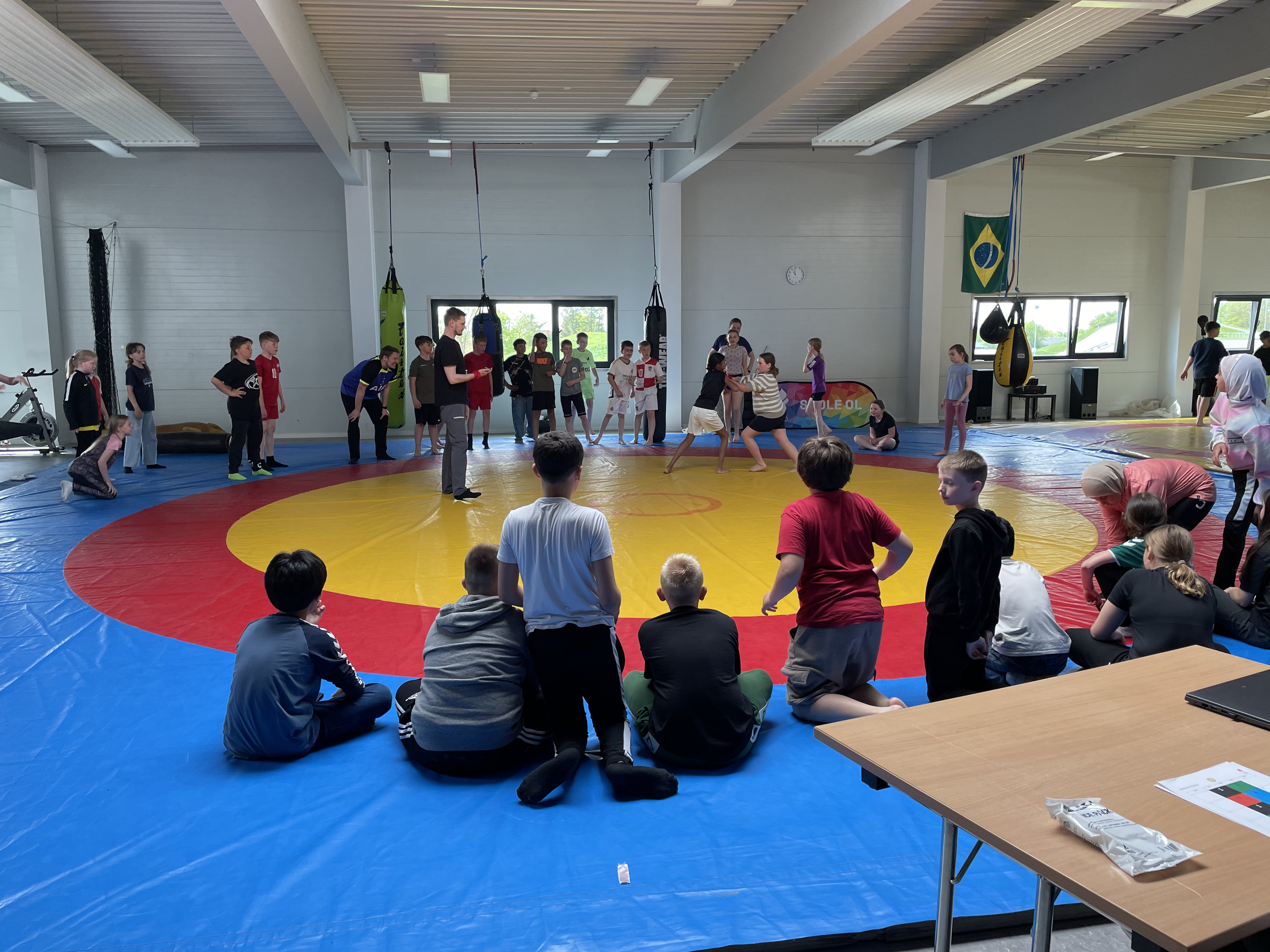 Elever kigger på to der dyster i brydning