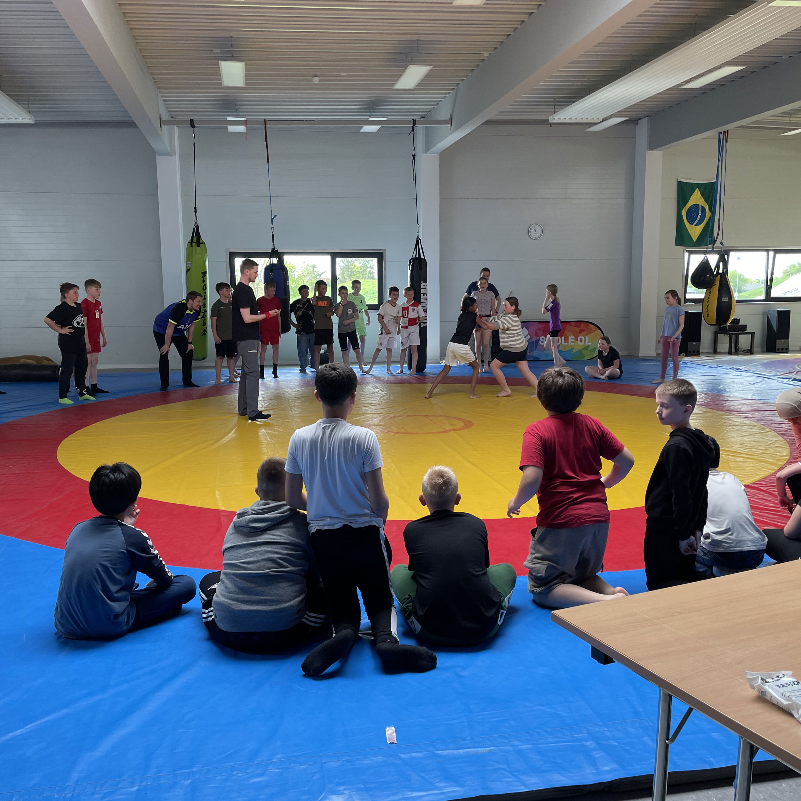 Elever kigger på to der dyster i brydning