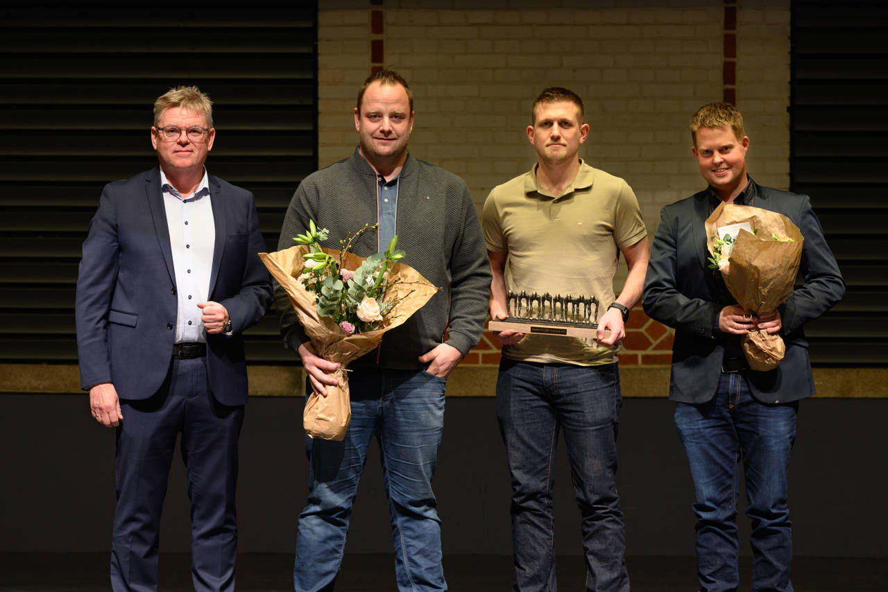 På billedet er fra venstre: Borgmester Torben Hansen, Anders Nylander Ebbesen, indehaver og adm. direktør for A.E. Maskiner samt de to medejere Rasmus Byriel Sørensen og Ake Nibgaard.