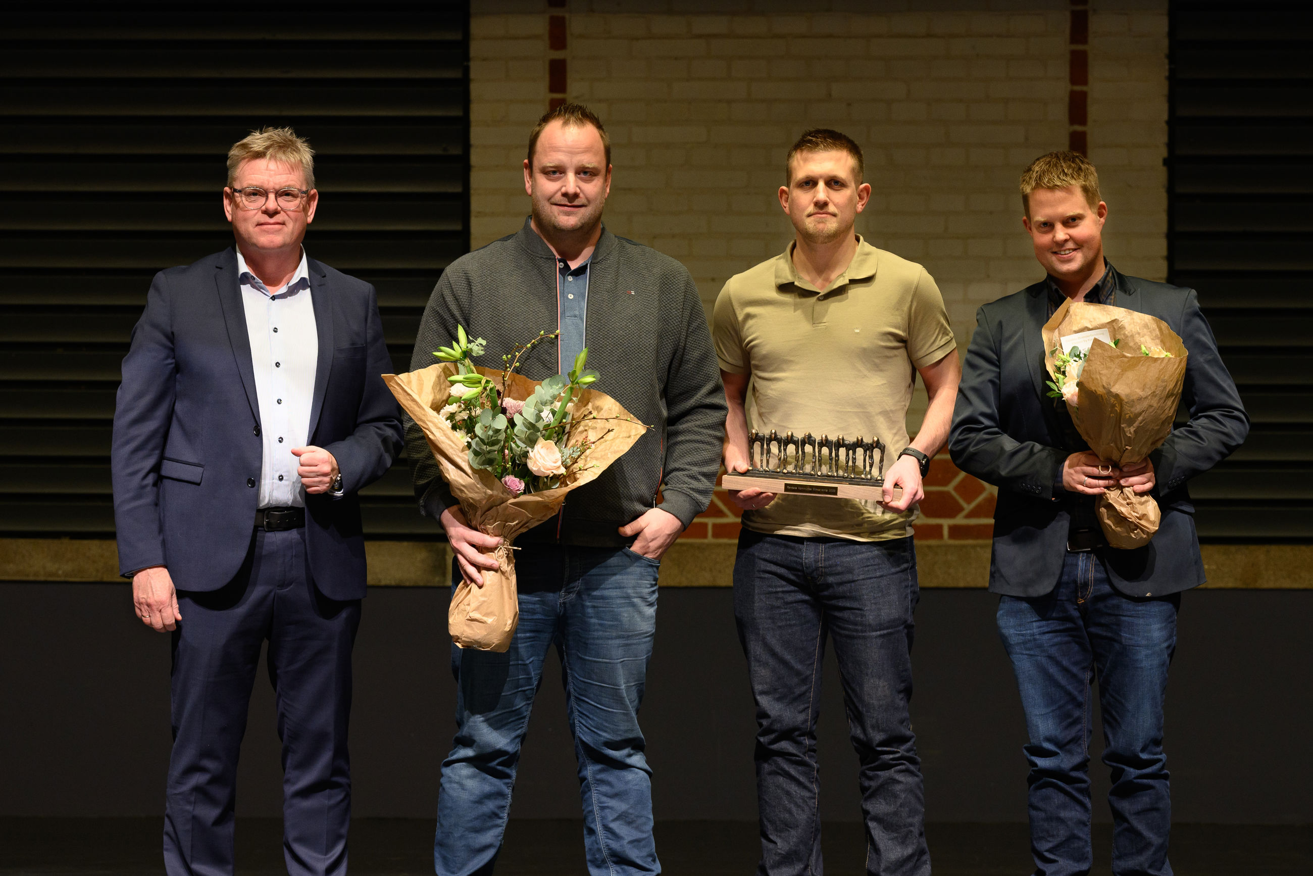 På billedet er fra venstre: Borgmester Torben Hansen, Anders Nylander Ebbesen, indehaver og adm. direktør for A.E. Maskiner samt de to medejere Rasmus Byriel Sørensen og Ake Nibgaard.