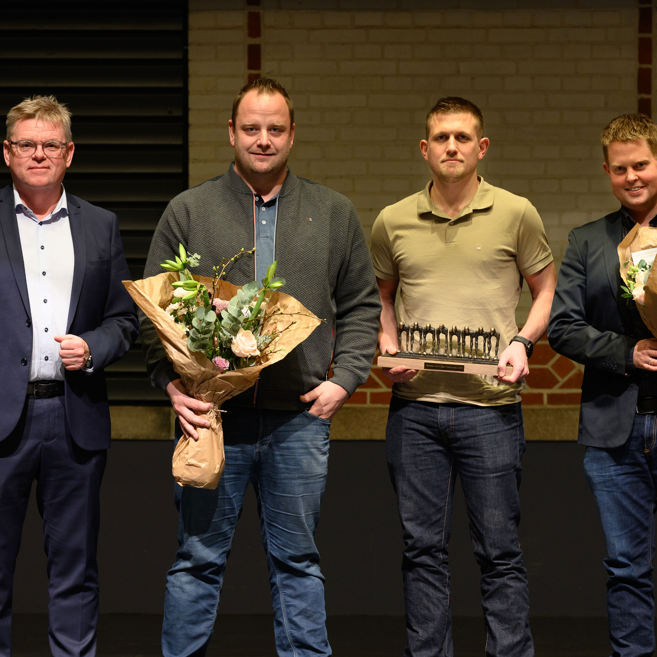 På billedet er fra venstre: Borgmester Torben Hansen, Anders Nylander Ebbesen, indehaver og adm. direktør for A.E. Maskiner samt de to medejere Rasmus Byriel Sørensen og Ake Nibgaard.