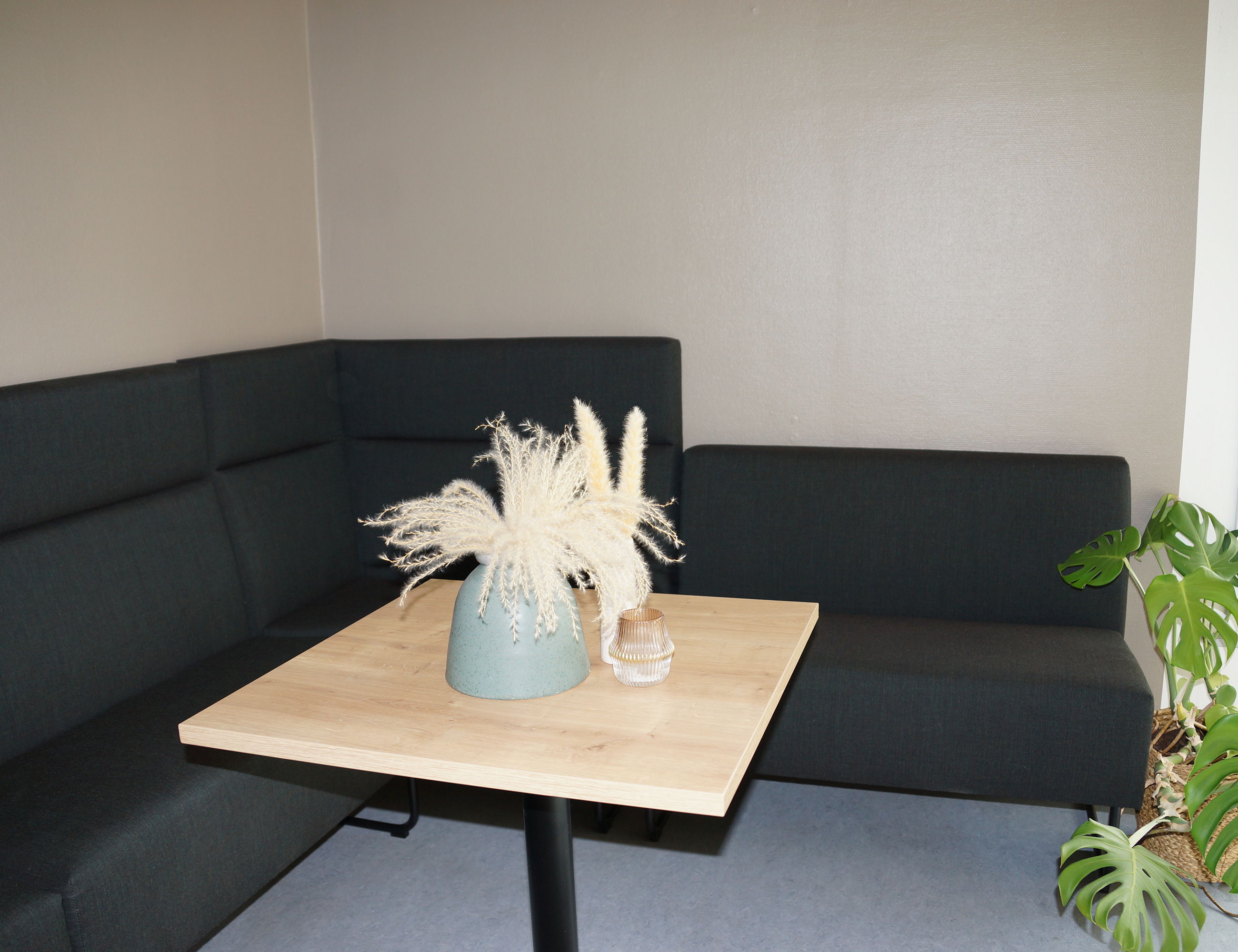 Fællesareal med sofaer på Botilbuddet Bredgade