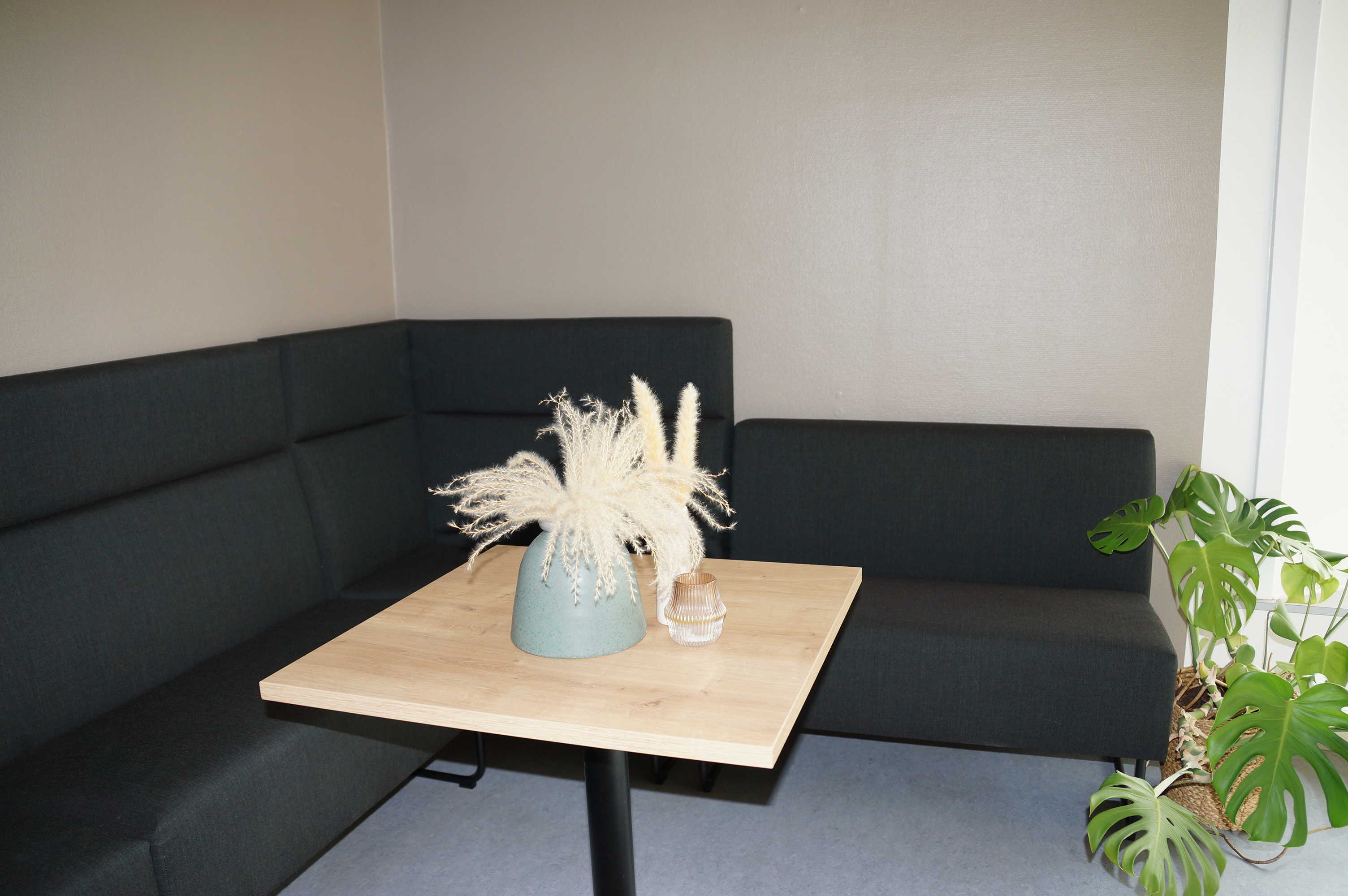 Fællesareal med sofaer på Botilbuddet Bredgade