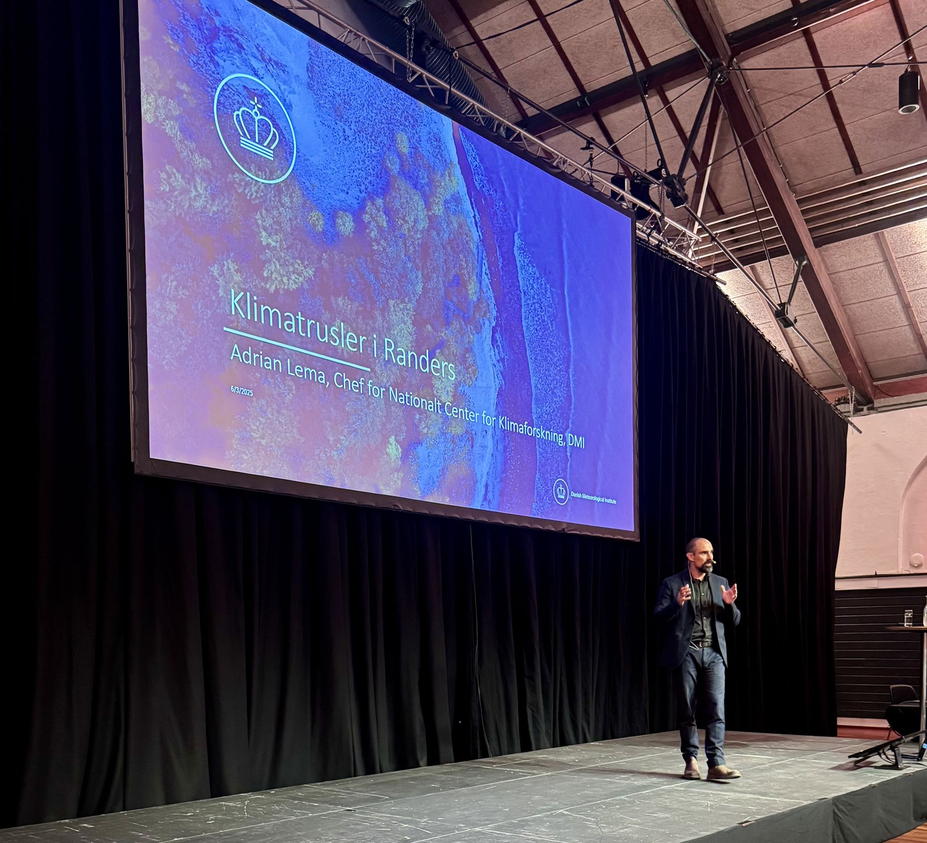 Adrian Lema fra DMI holder præsentation om klimatrusler i Randers