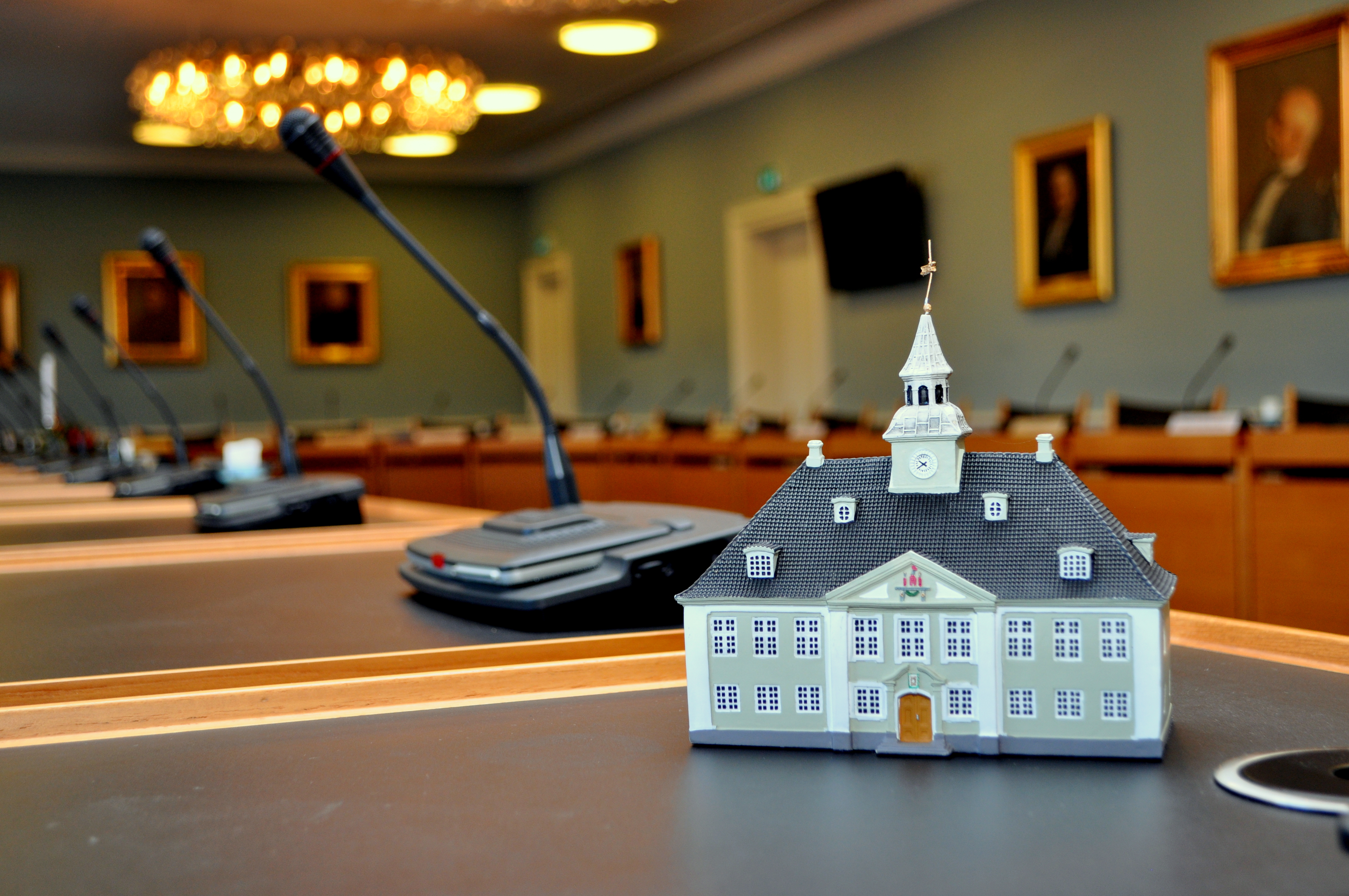 Byrådssal med figur af rådhuset