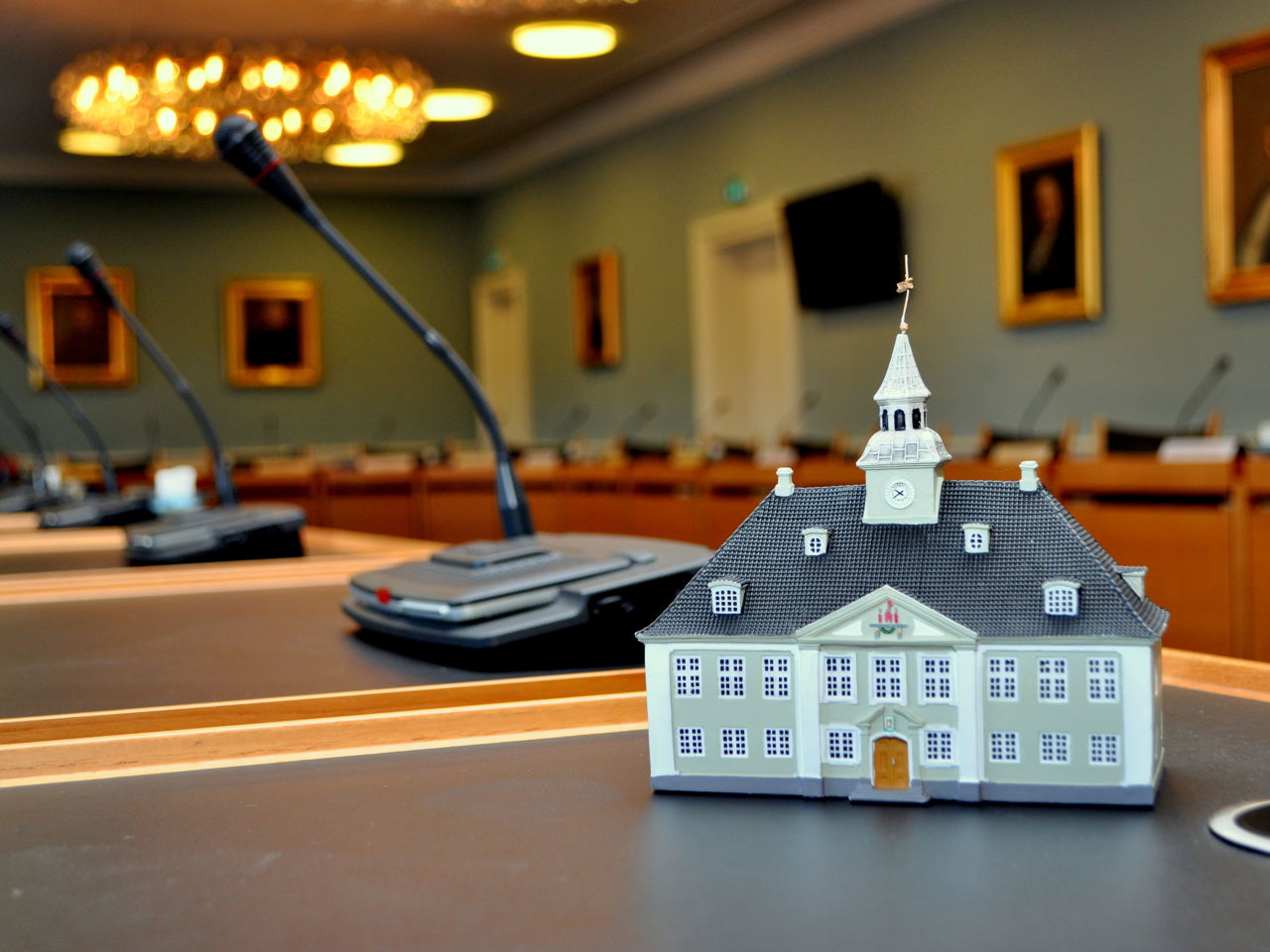 Byrådssal med figur af rådhuset
