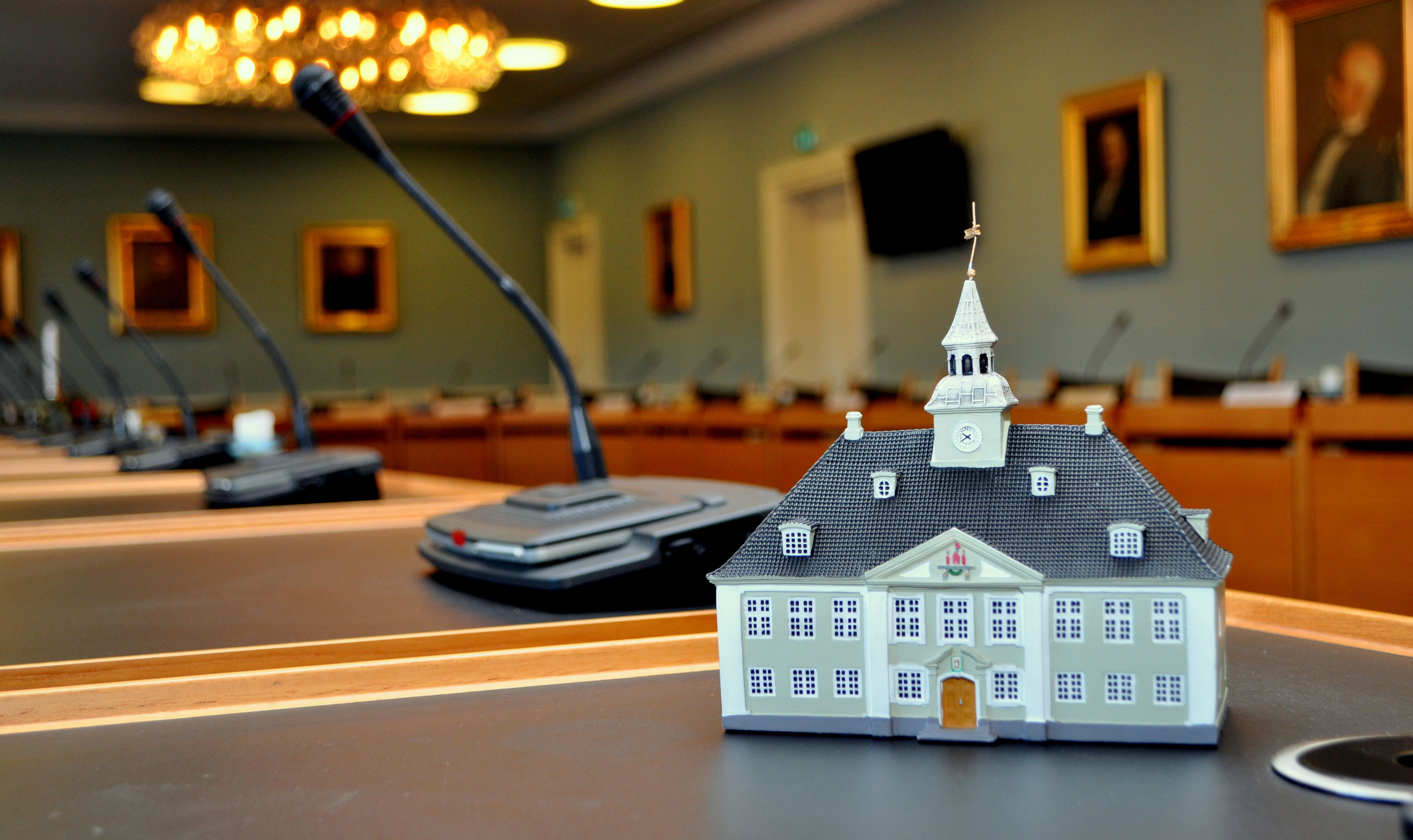 Byrådssal med figur af rådhuset