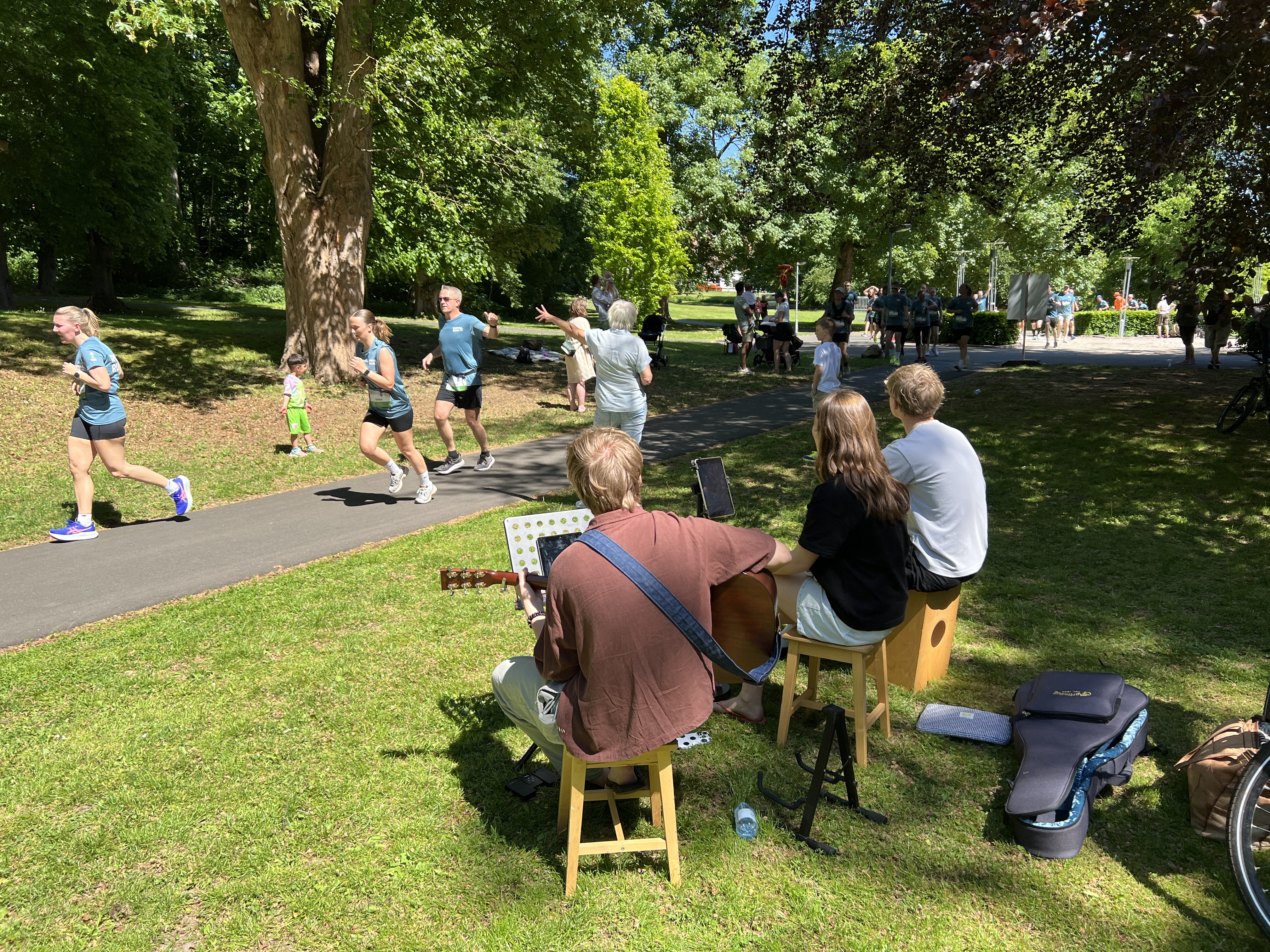 Der bliver spillet musik for deltagerne på 10 km-ruten i Tøjhushaven