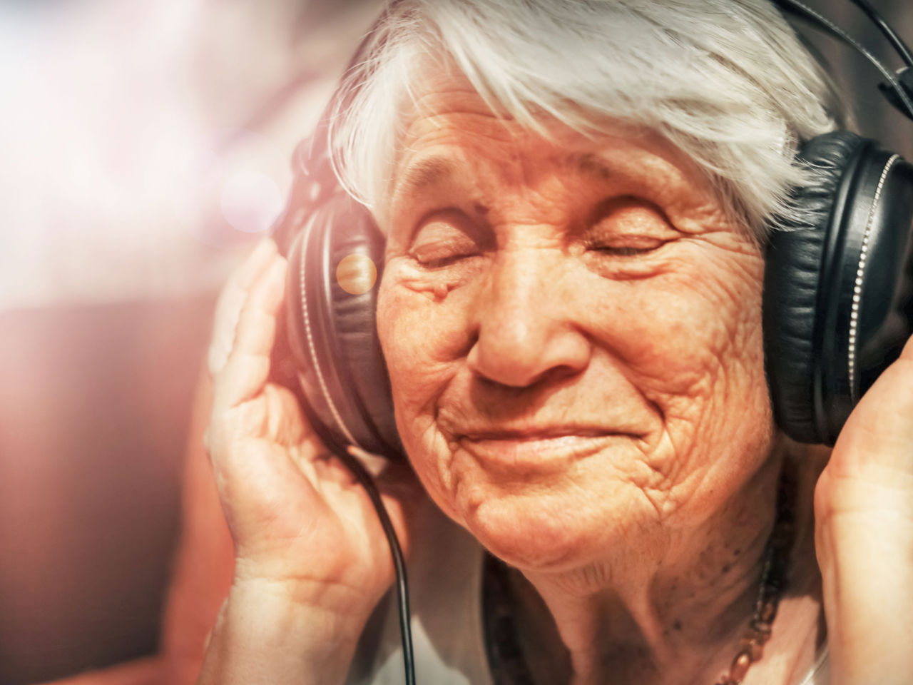 Ældre dame med hovedtelefoner