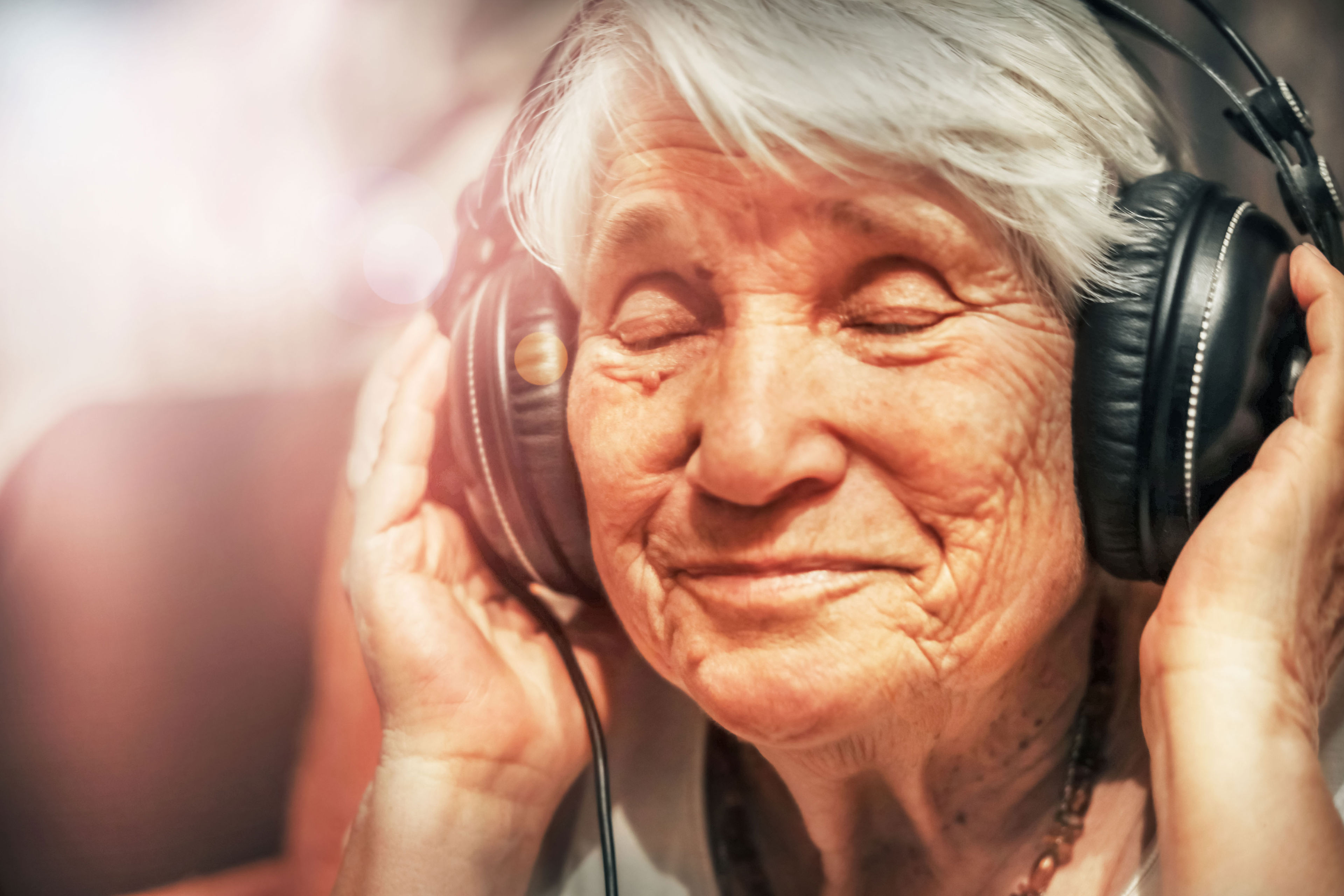 Ældre dame med hovedtelefoner