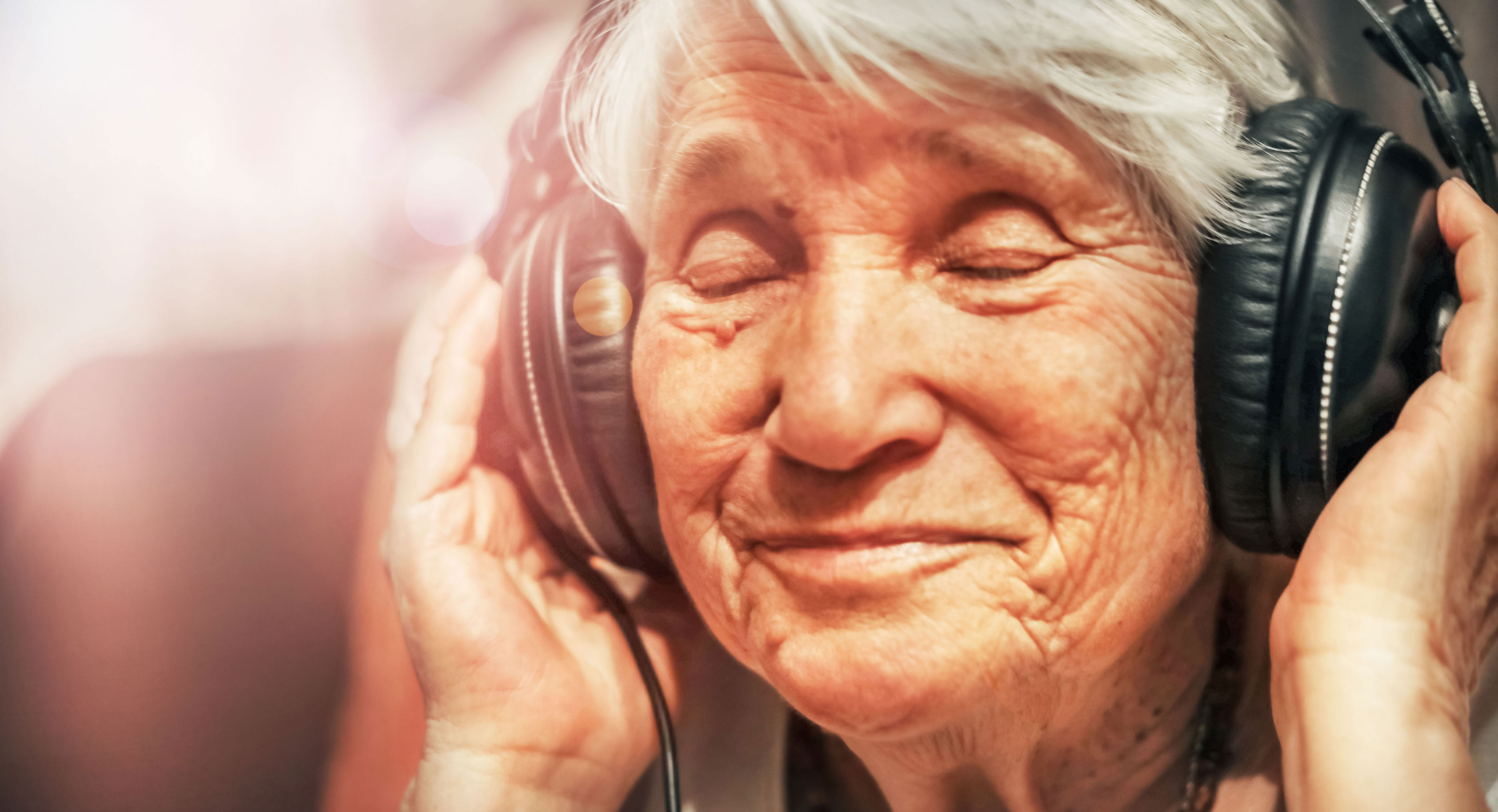 Ældre dame med hovedtelefoner