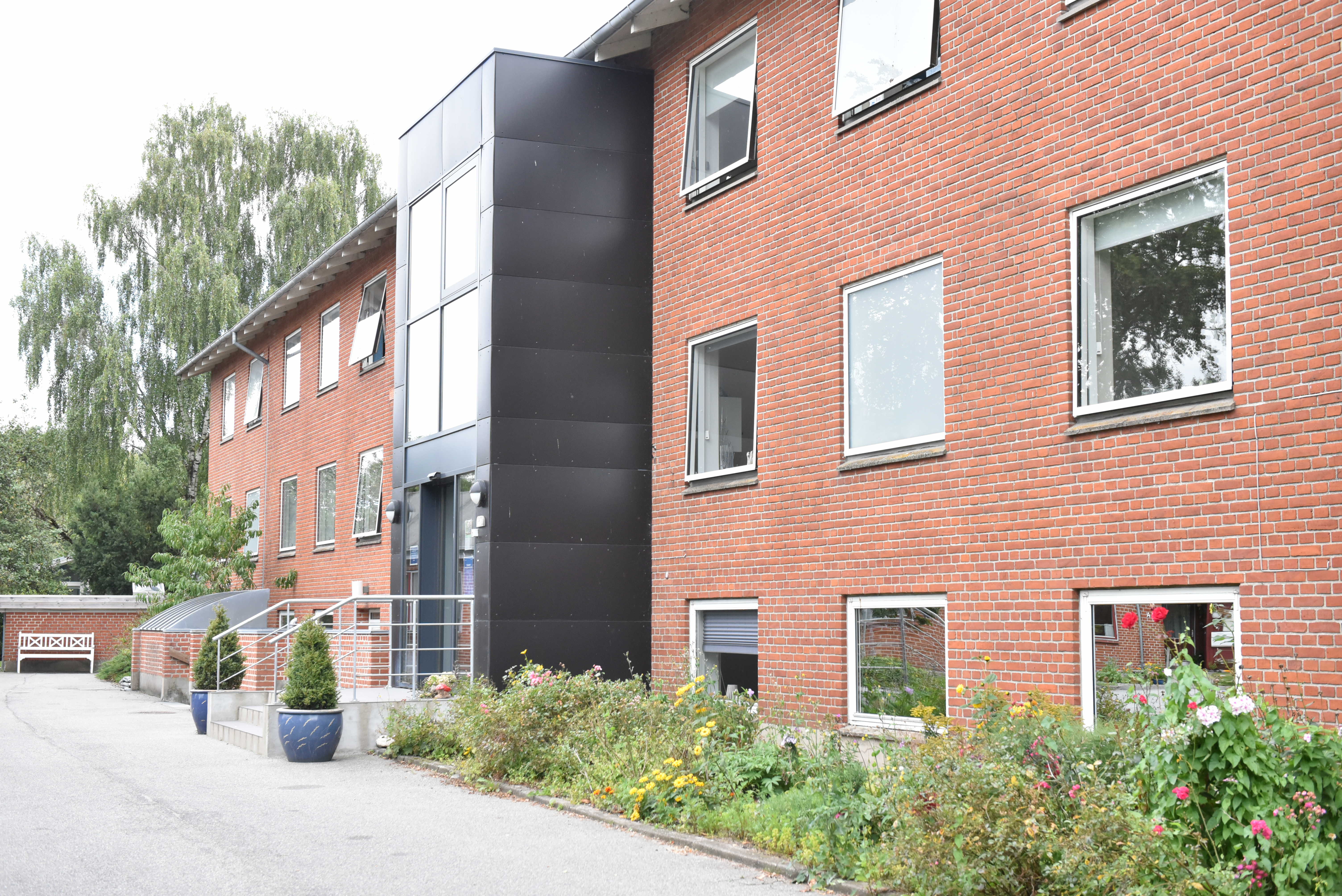 Facade og indgang til Fårup Ældrecenter