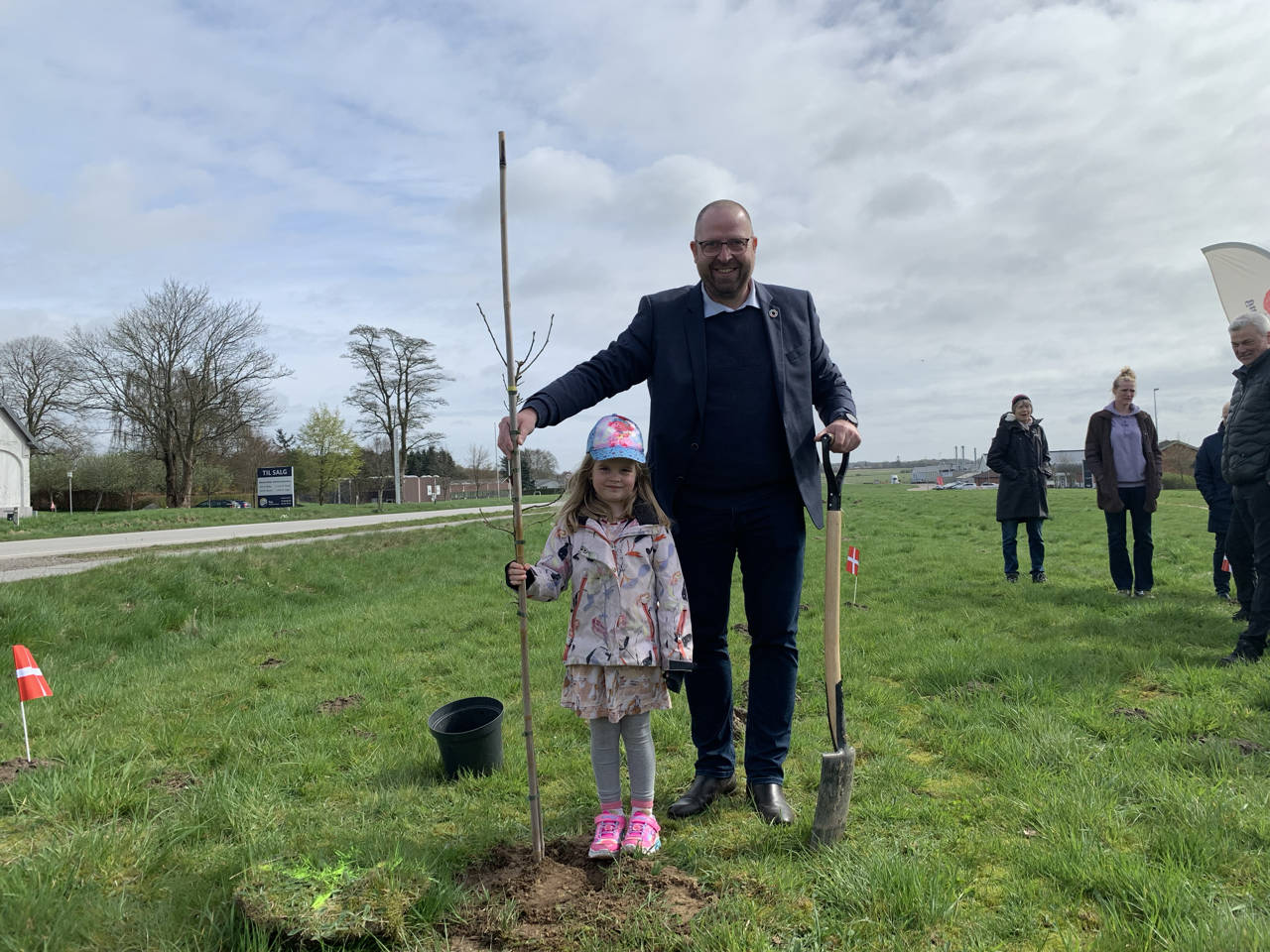 Plantning af træ i forbindelse med fejringen af borger nr. 100.000 i Assentoft