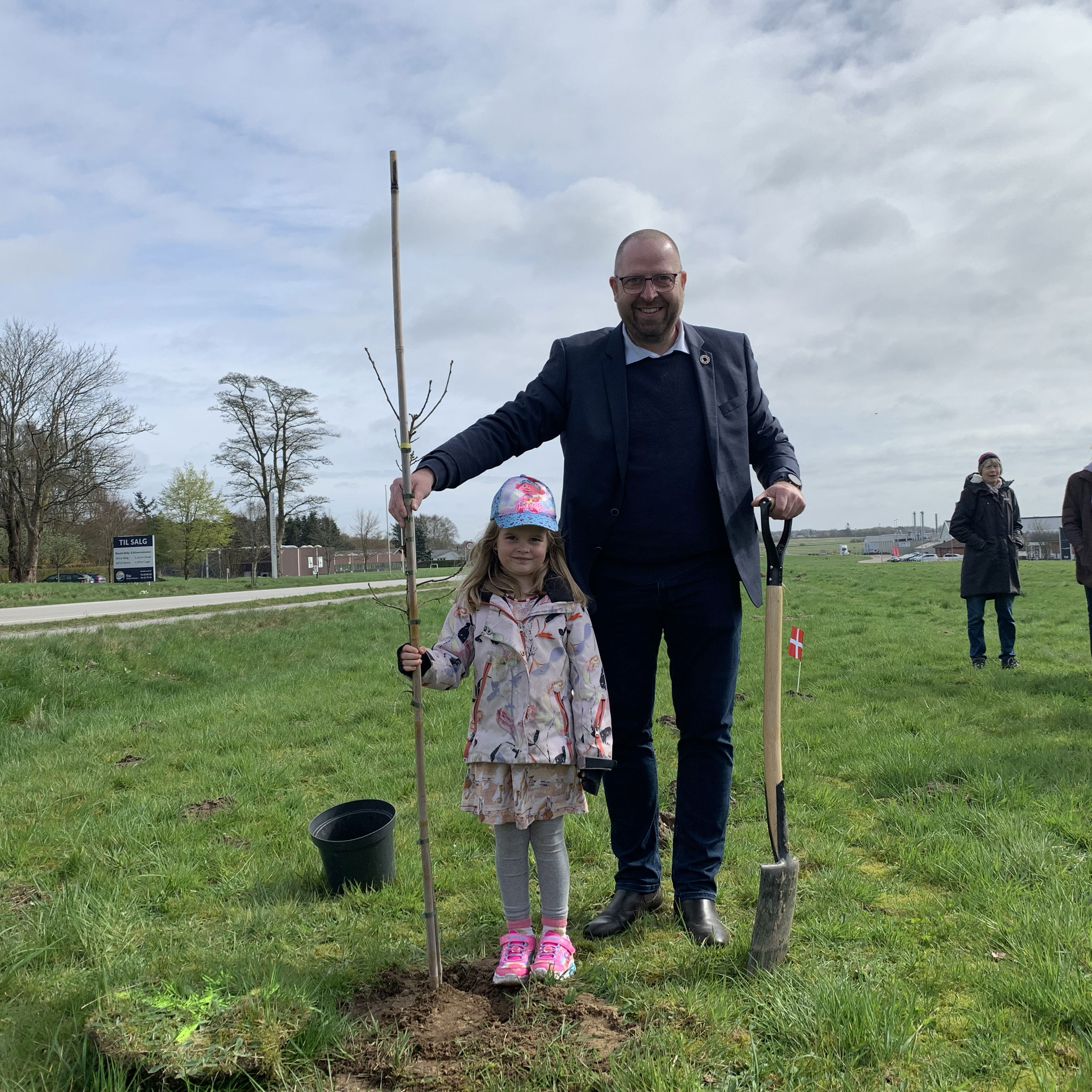 Plantning af træ i forbindelse med fejringen af borger nr. 100.000 i Assentoft