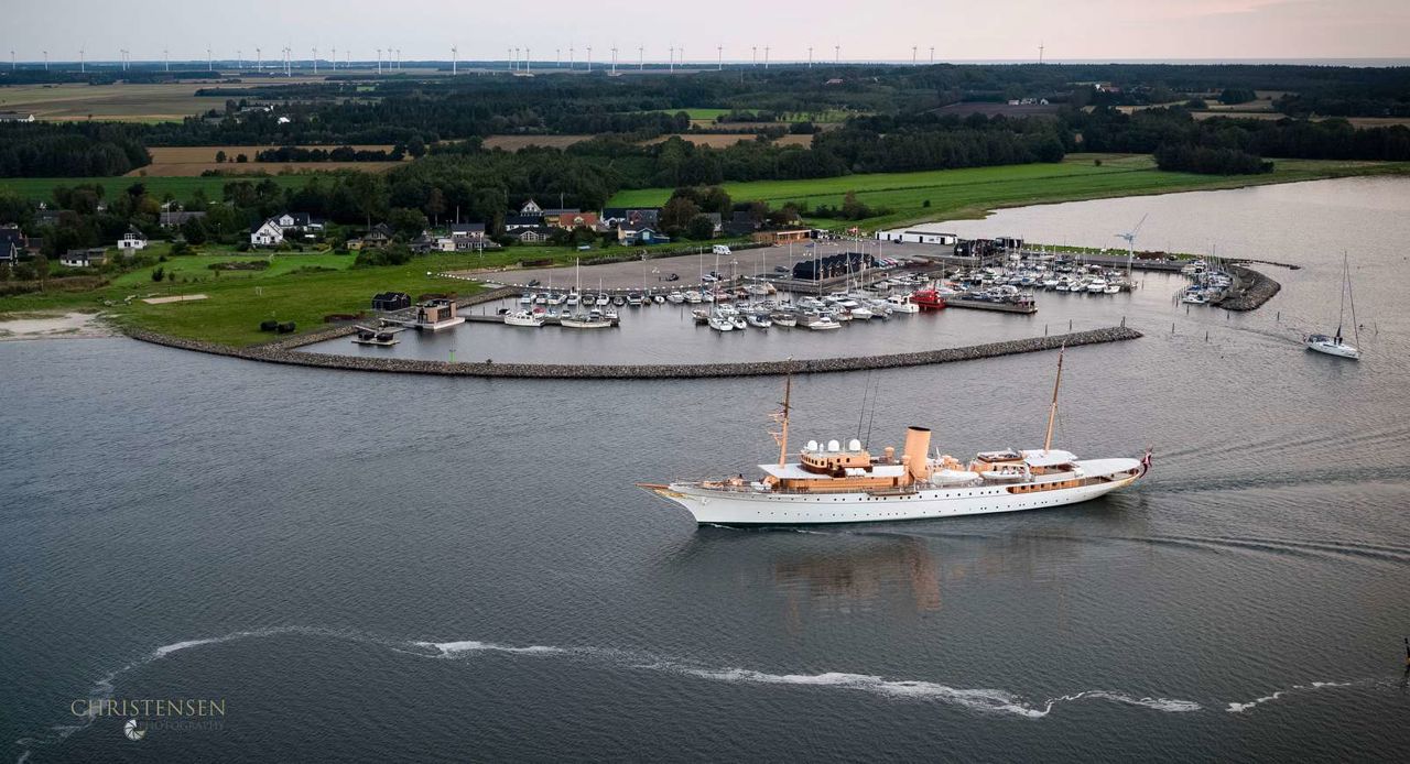 25. maj er det igen muligt at opleve Kongeskibet Dannebrog i Randers Fjord, som her ved Udbyhøj Lystbådehavn i 2023. Christensen Fotografi for Udbyhøj Lystbådehavn/Randers Kommune