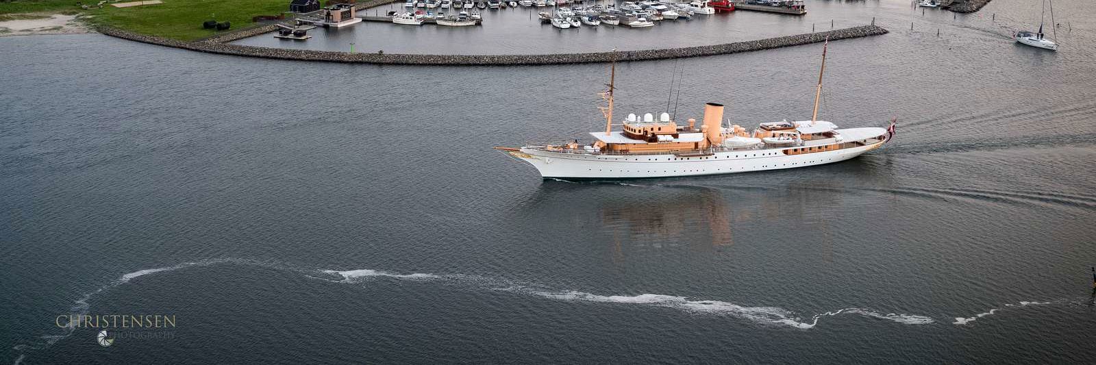 25. maj er det igen muligt at opleve Kongeskibet Dannebrog i Randers Fjord, som her ved Udbyhøj Lystbådehavn i 2023. Christensen Fotografi for Udbyhøj Lystbådehavn/Randers Kommune