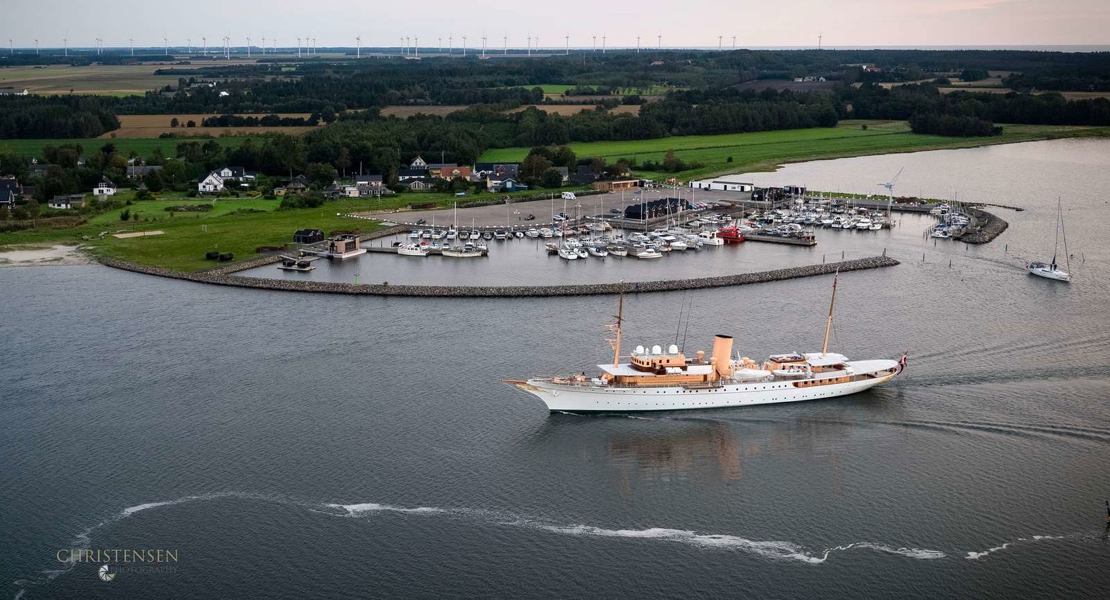 25. maj er det igen muligt at opleve Kongeskibet Dannebrog i Randers Fjord, som her ved Udbyhøj Lystbådehavn i 2023. Christensen Fotografi for Udbyhøj Lystbådehavn/Randers Kommune