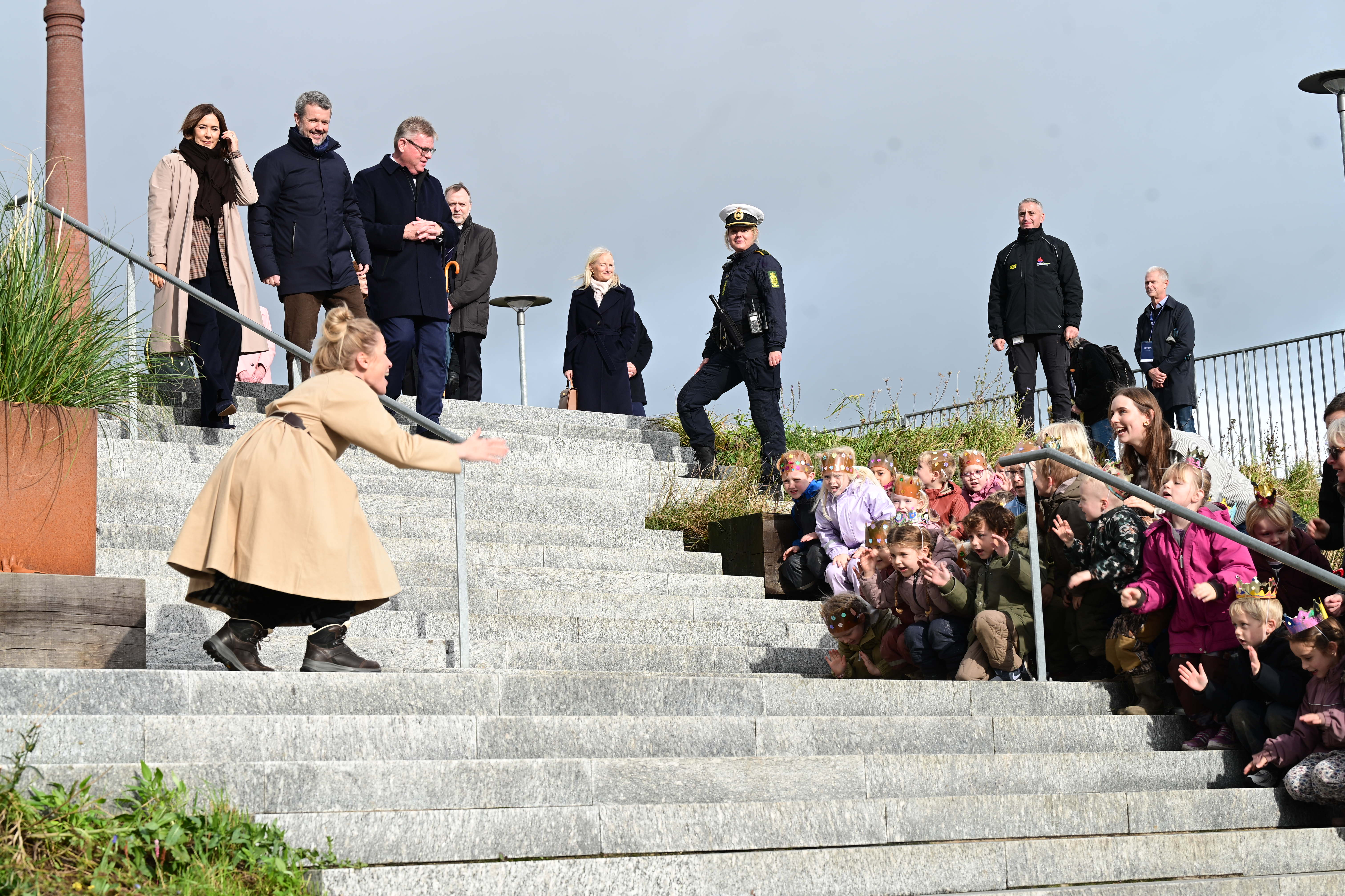 Børn synger for Kongeparret på Thors Trappe