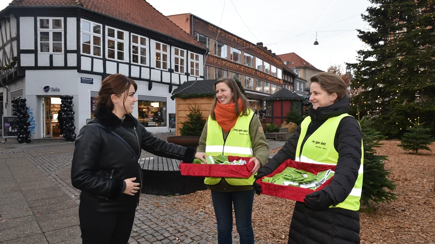 Uddeling af askebægre og poser til affald