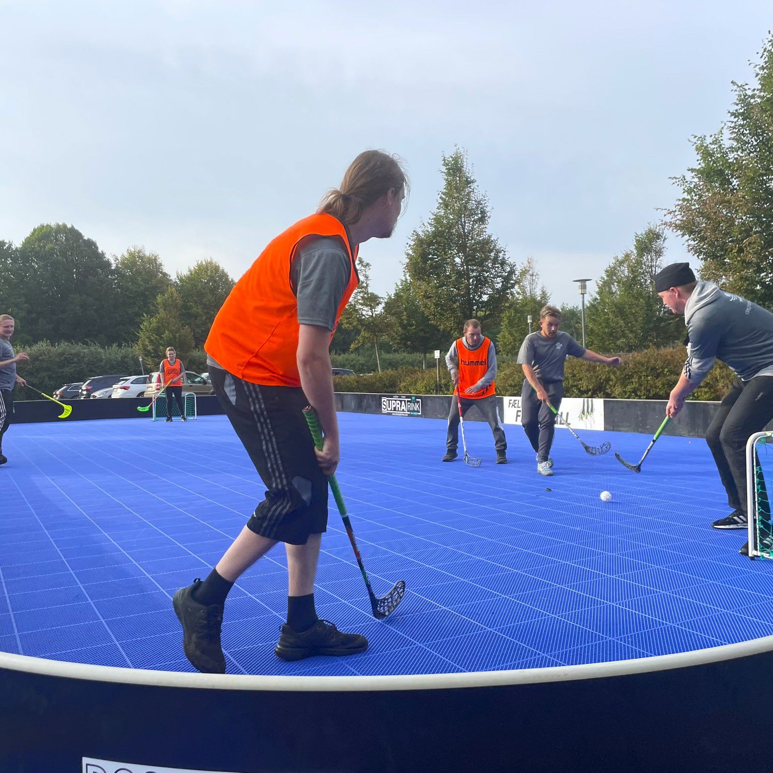 Spillerne fra Randers Raptors giver en introduktion til floorball