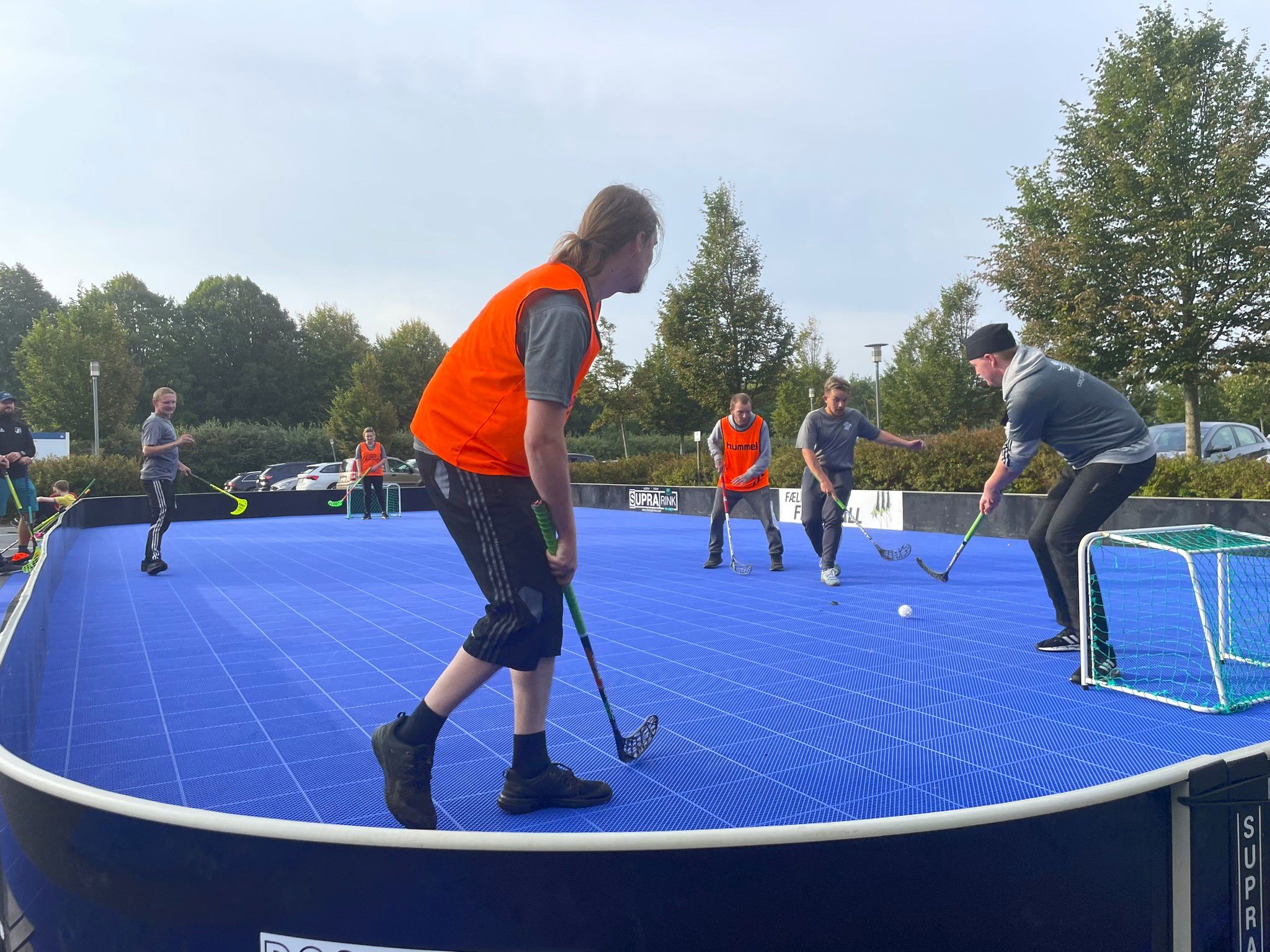 Spillerne fra Randers Raptors giver en introduktion til floorball