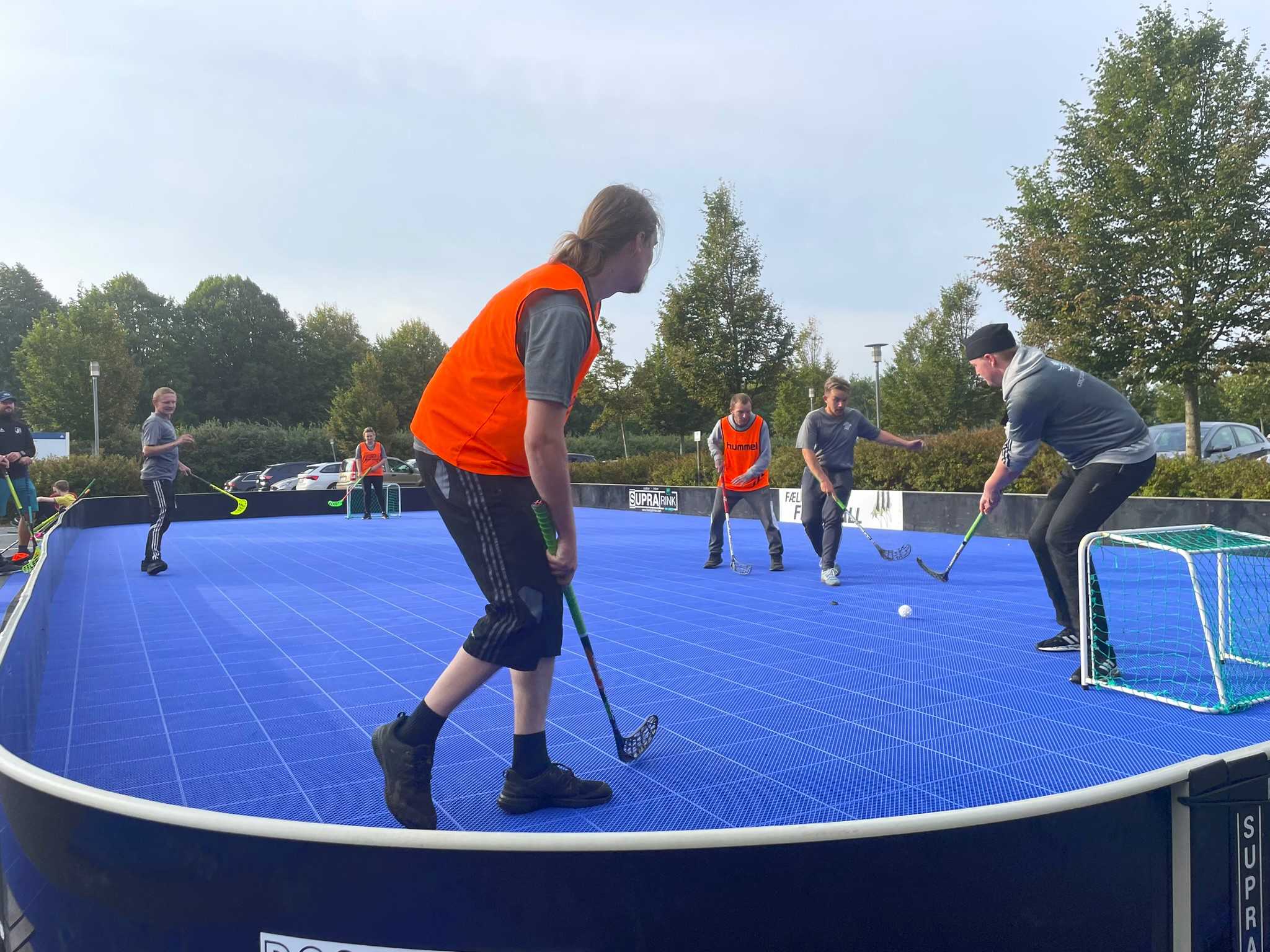 Spillerne fra Randers Raptors giver en introduktion til floorball