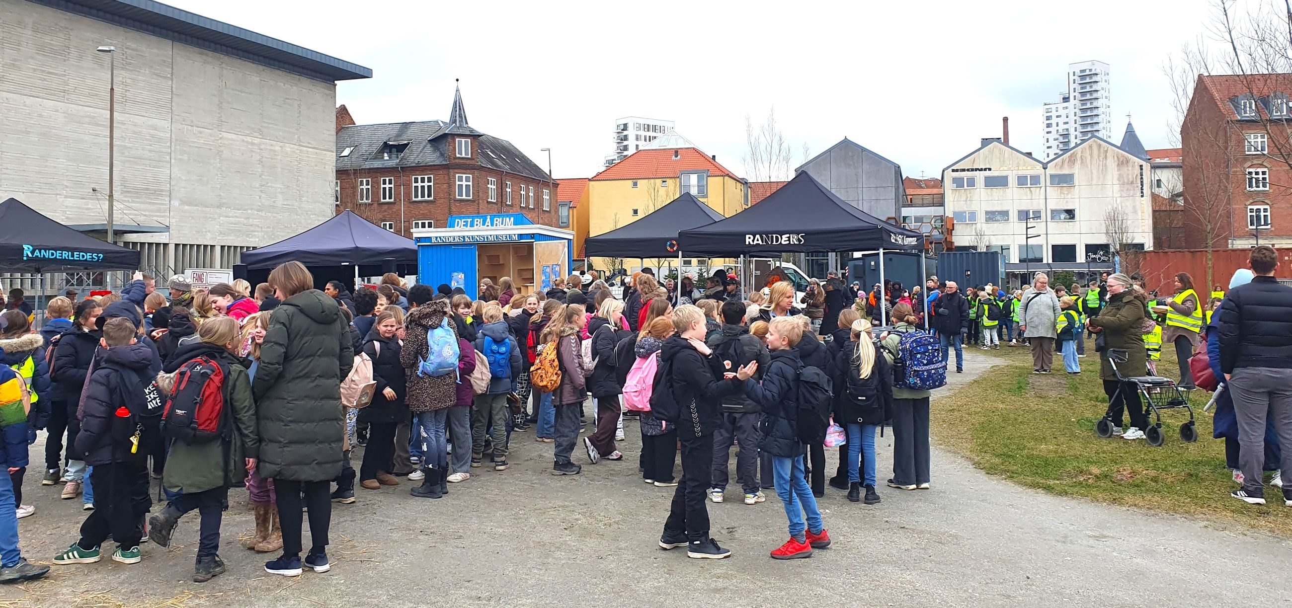 Fernisering på værket 'Mange bække små'