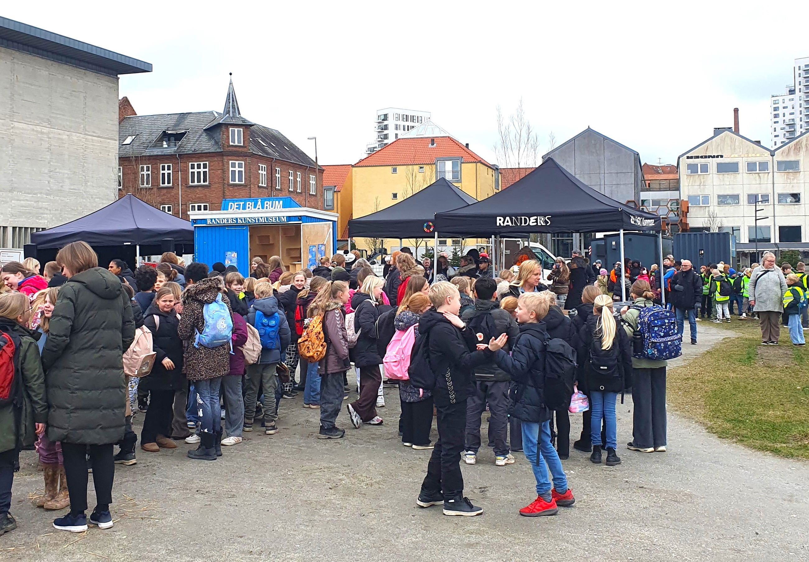 Fernisering på værket 'Mange bække små'