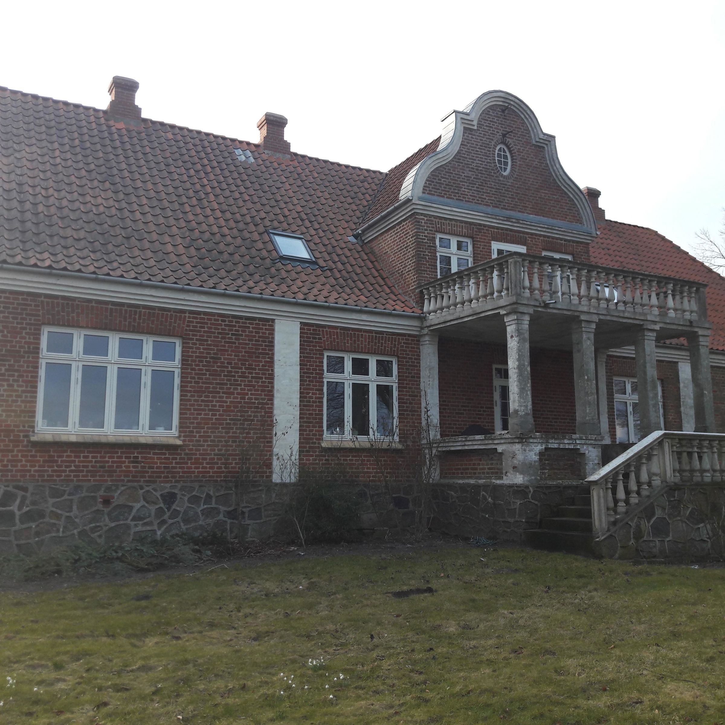 Udbynedervej 1 rødt murstenshus før istandsættelsen