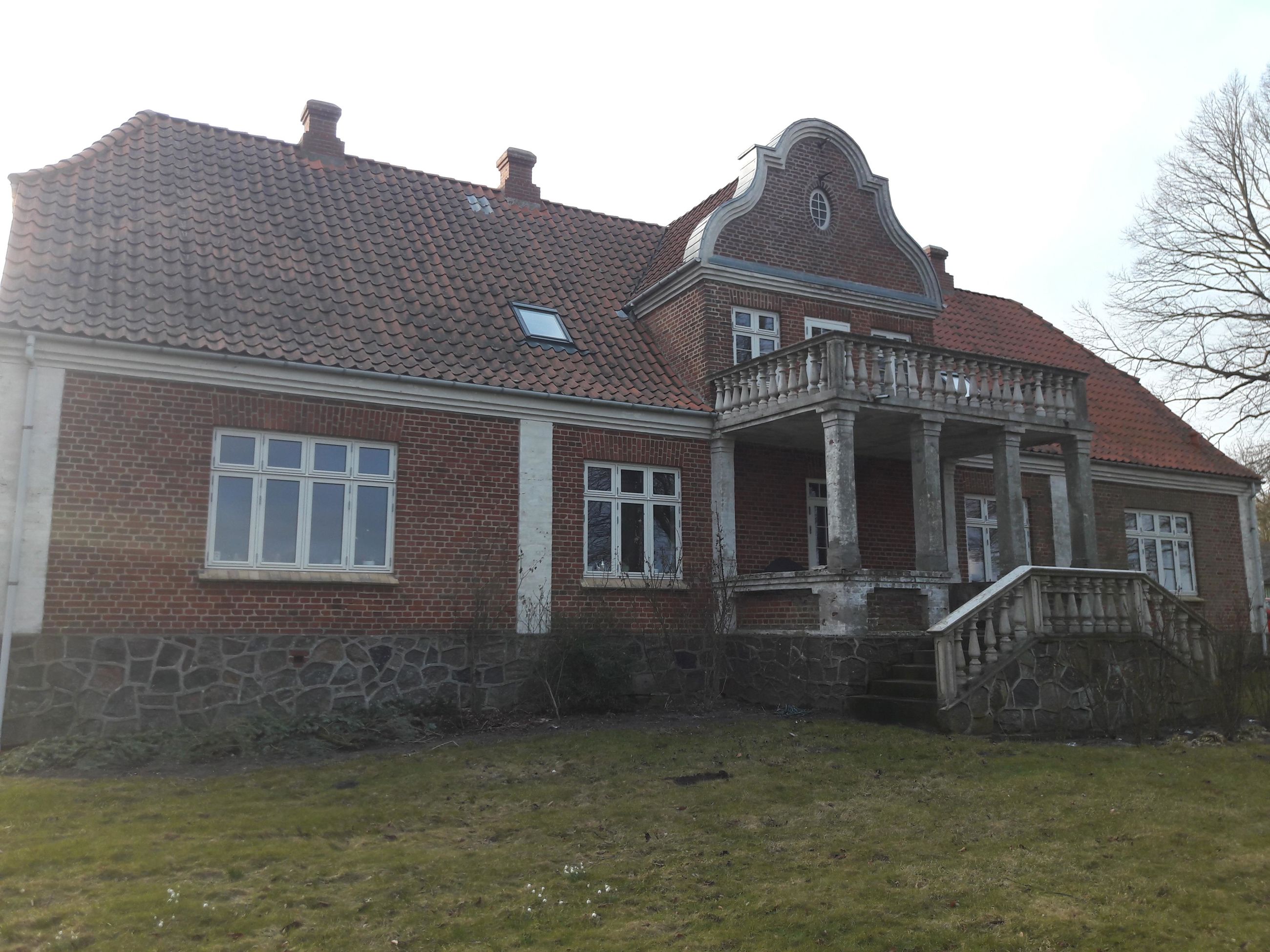 Udbynedervej 1 rødt murstenshus før istandsættelsen