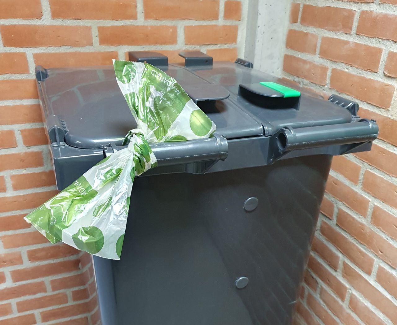 Pose til madaffald bundet på beholder