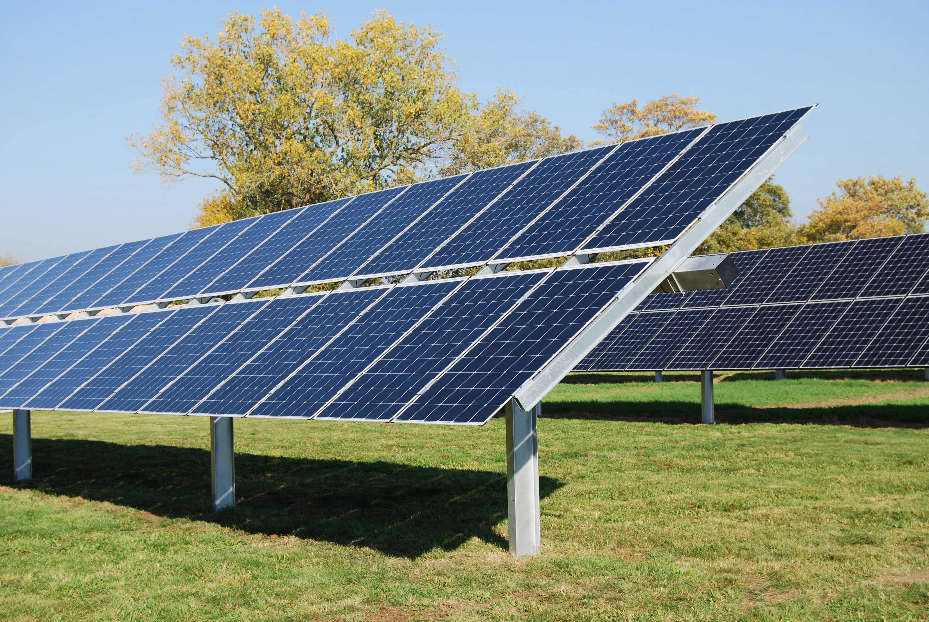 Eksempel på solcellepaneler på stativer med trackermekanisme