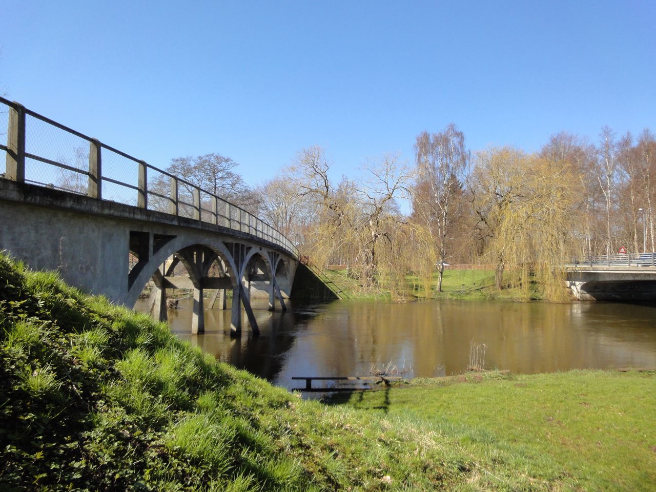 I pramdragernes spor - bro