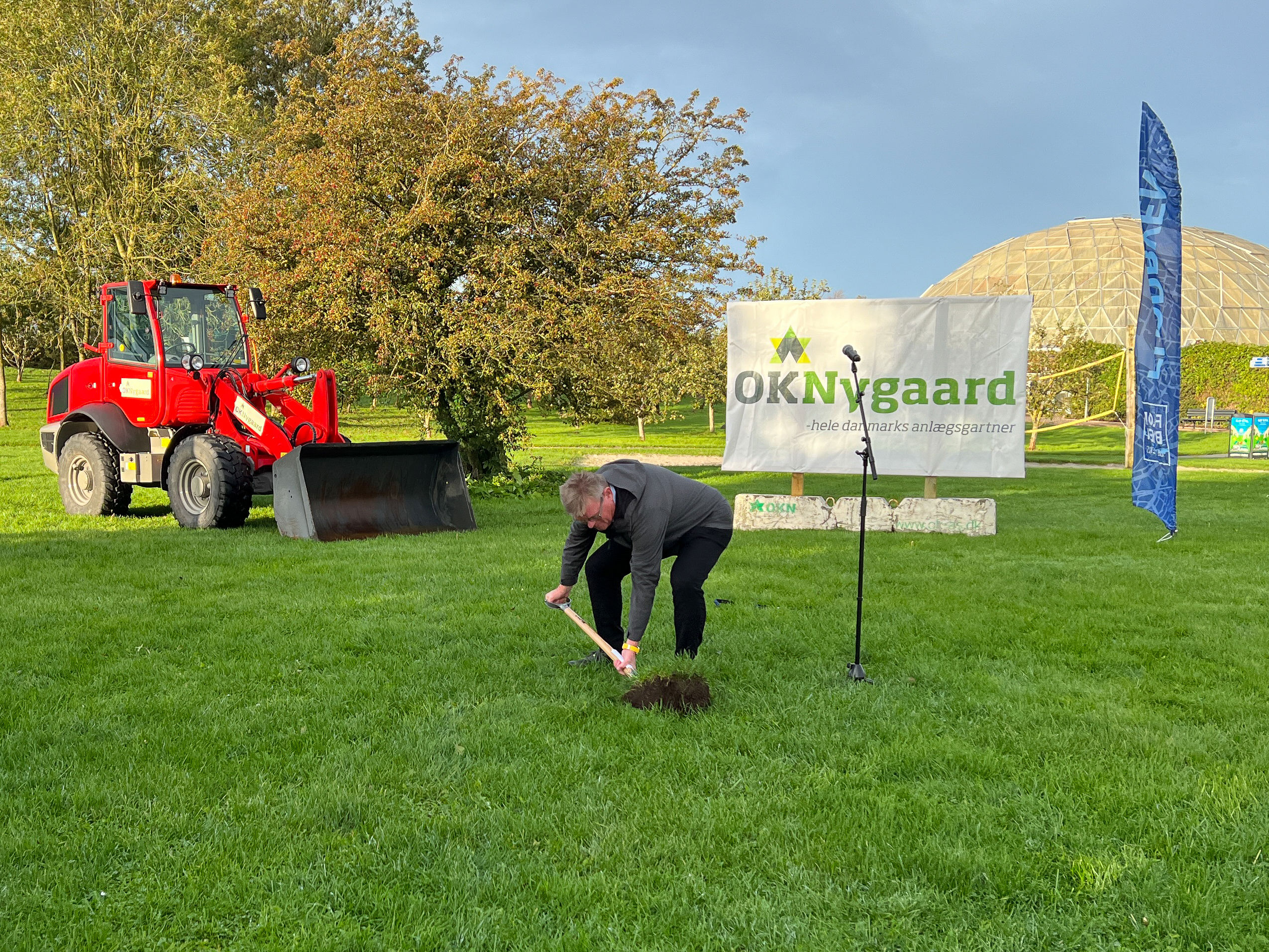Borgmester Torben Hansen tager 1. spadestik til anlægsarbejdet på Justesens Plæne
