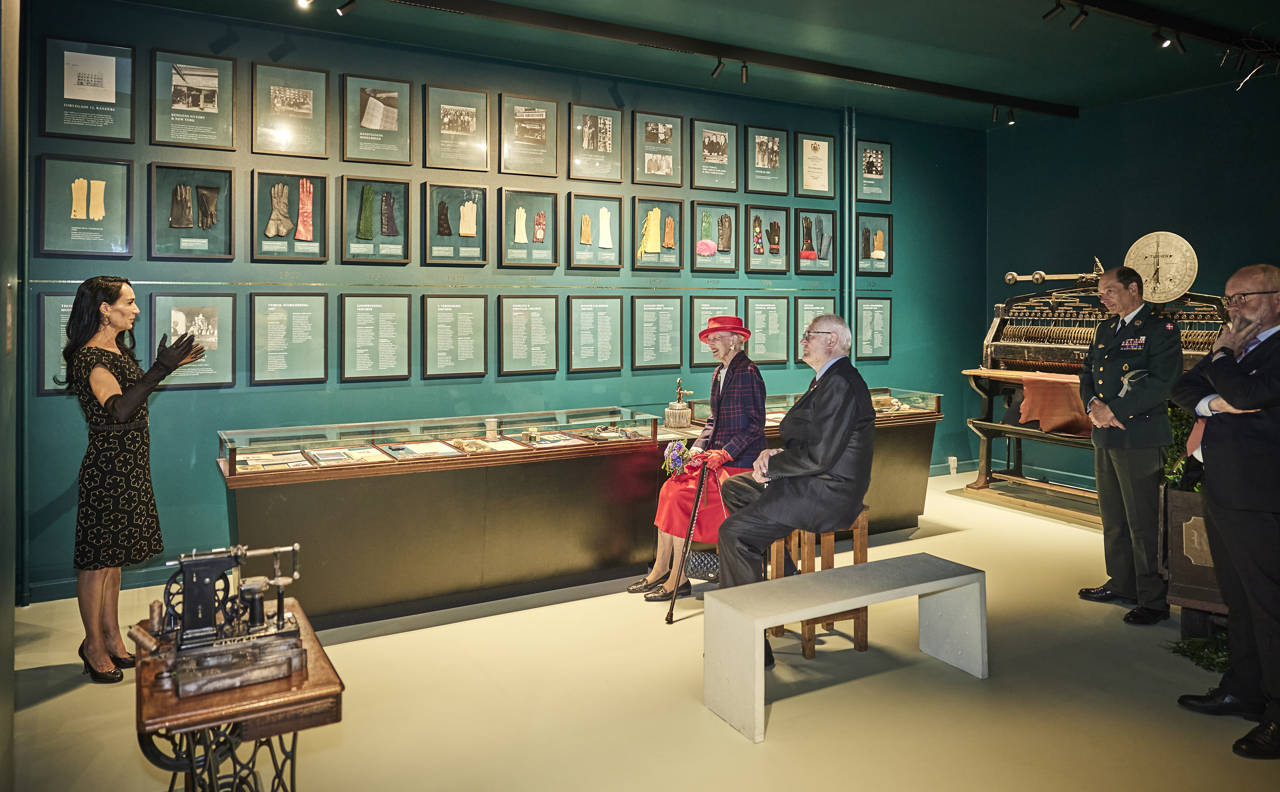 Dronningen på besøg hos Randers Handsker