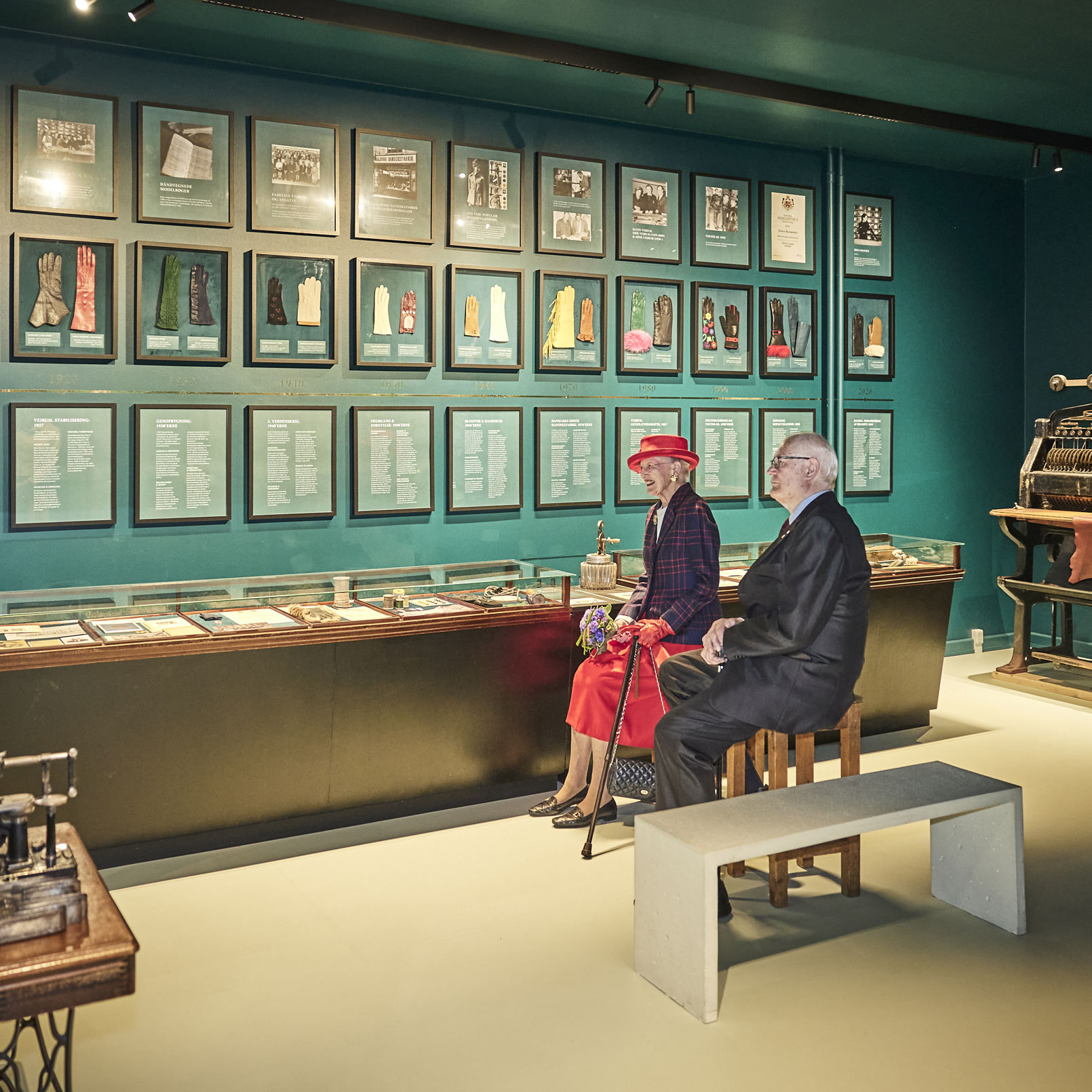 Dronningen på besøg hos Randers Handsker