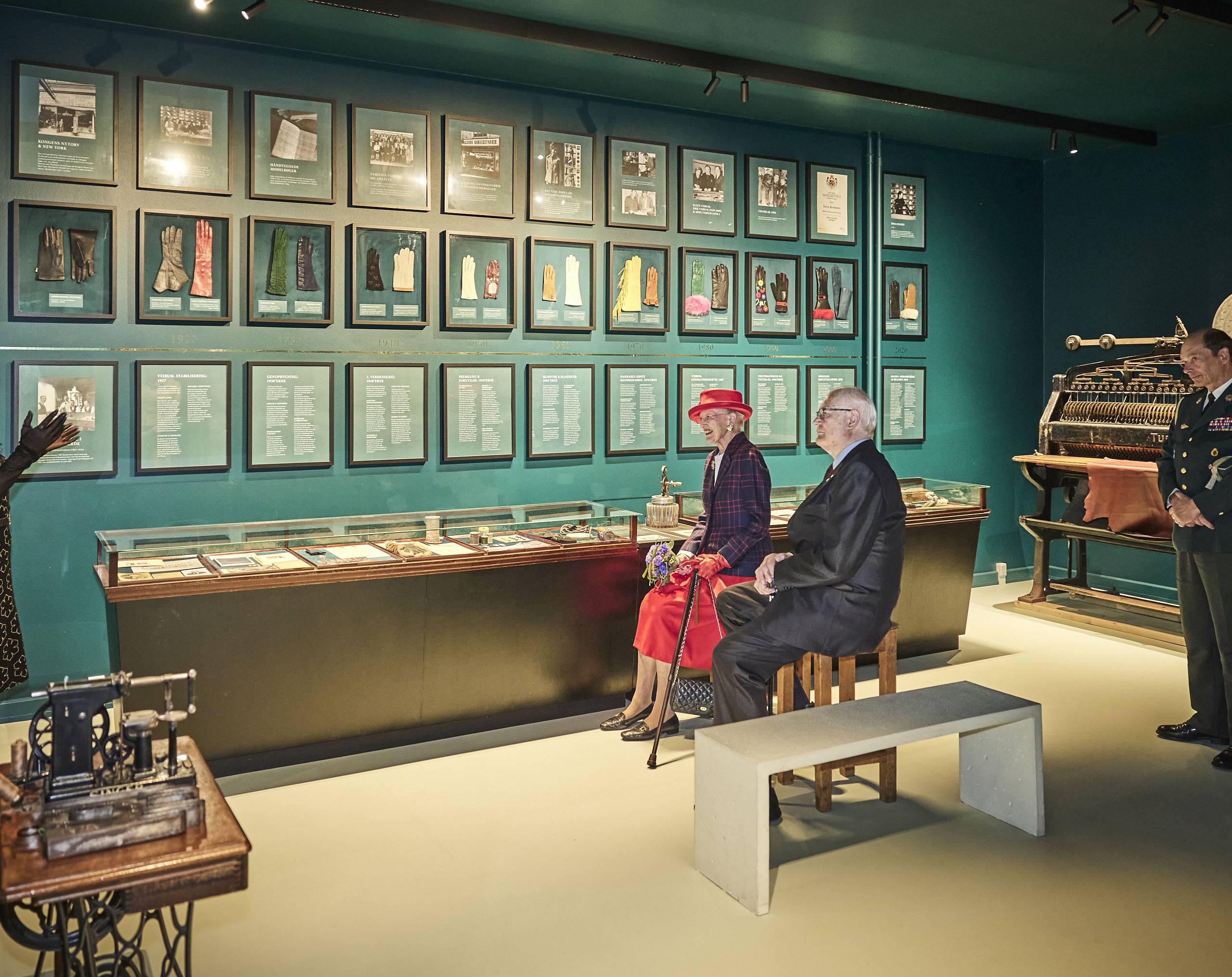 Dronningen på besøg hos Randers Handsker