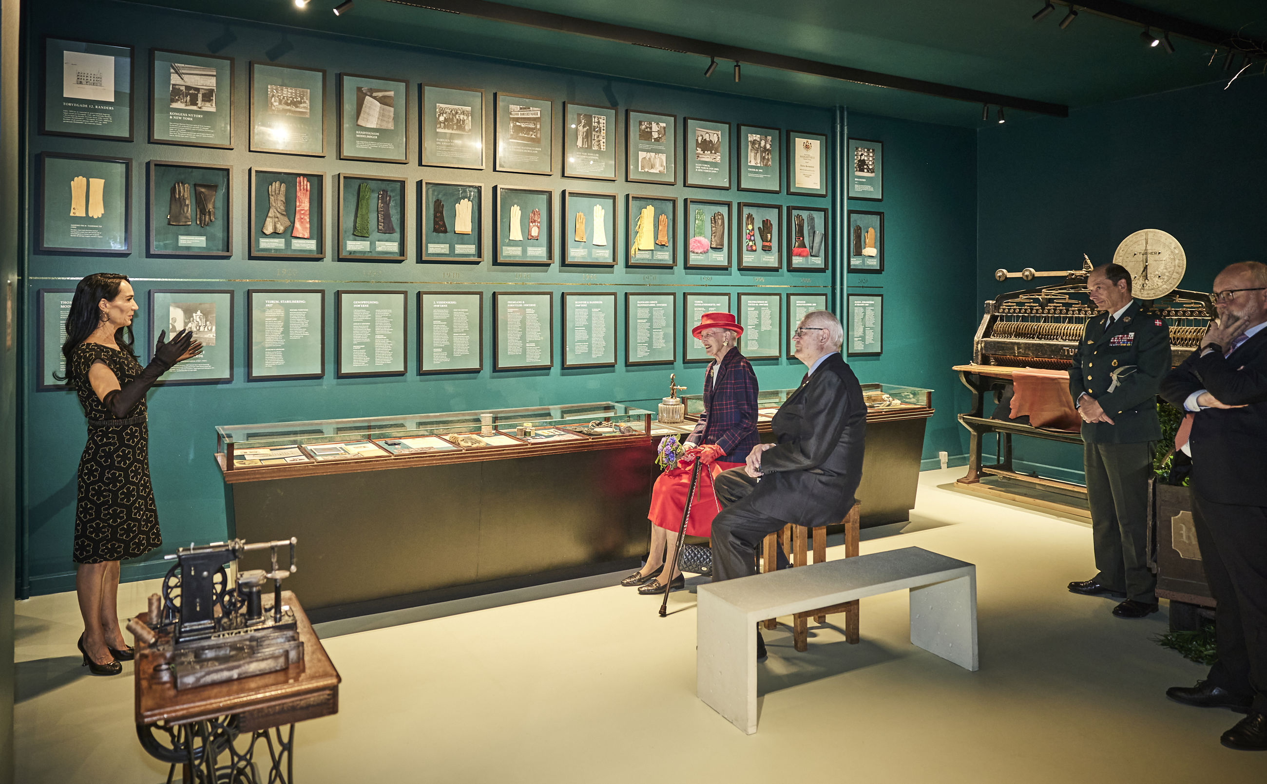Dronningen på besøg hos Randers Handsker